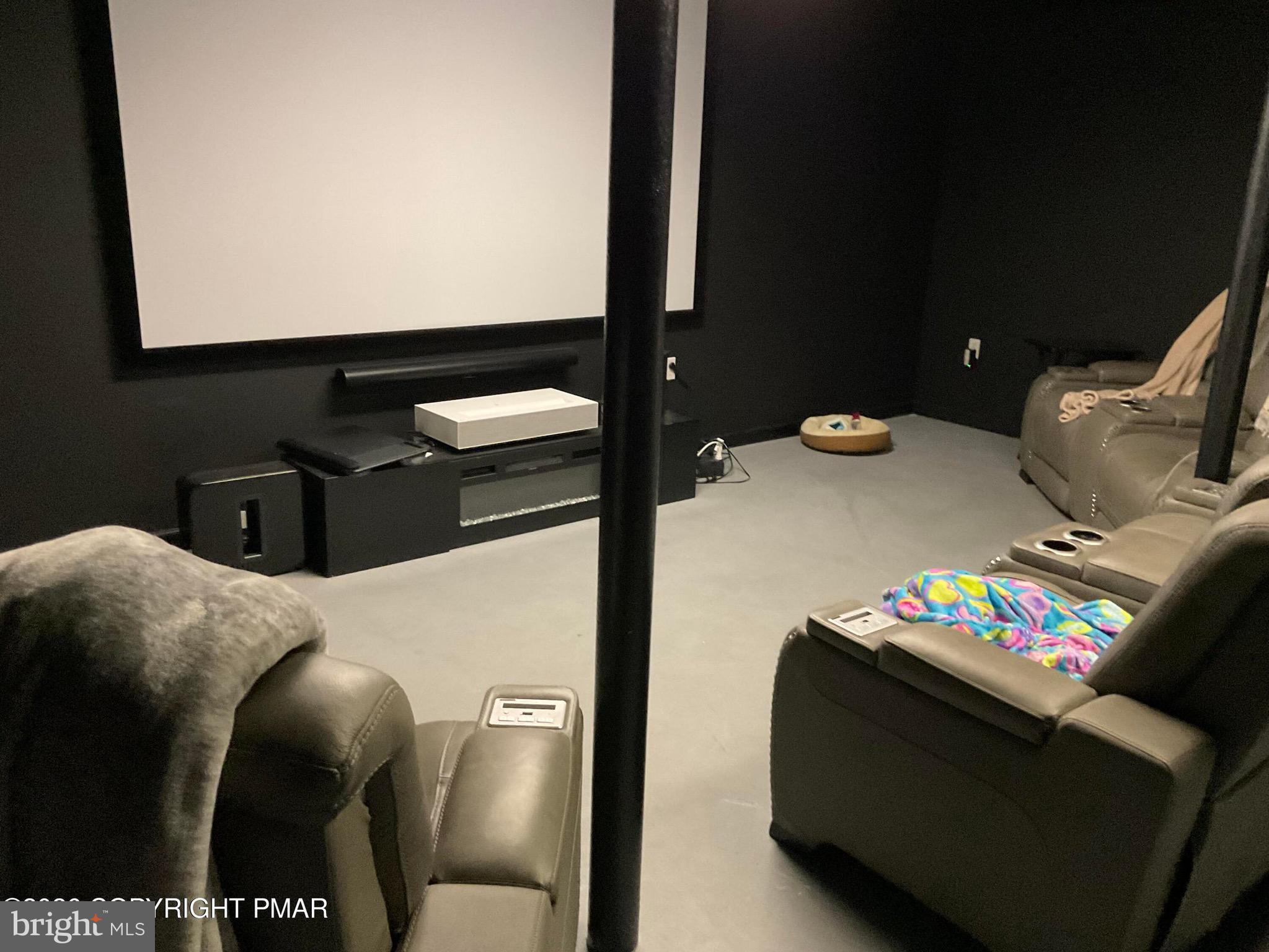 ARROWHEAD  LAKES - Residential