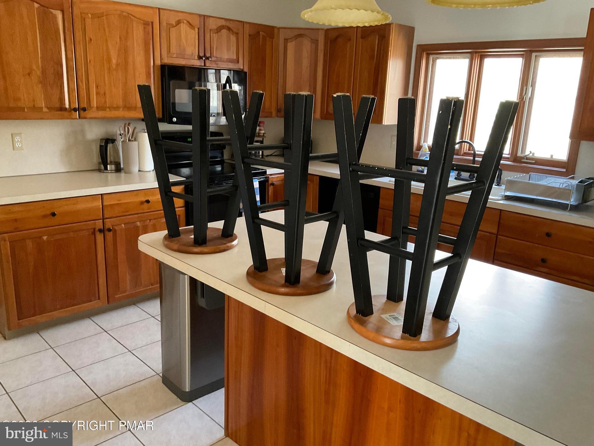 ARROWHEAD  LAKES - Residential