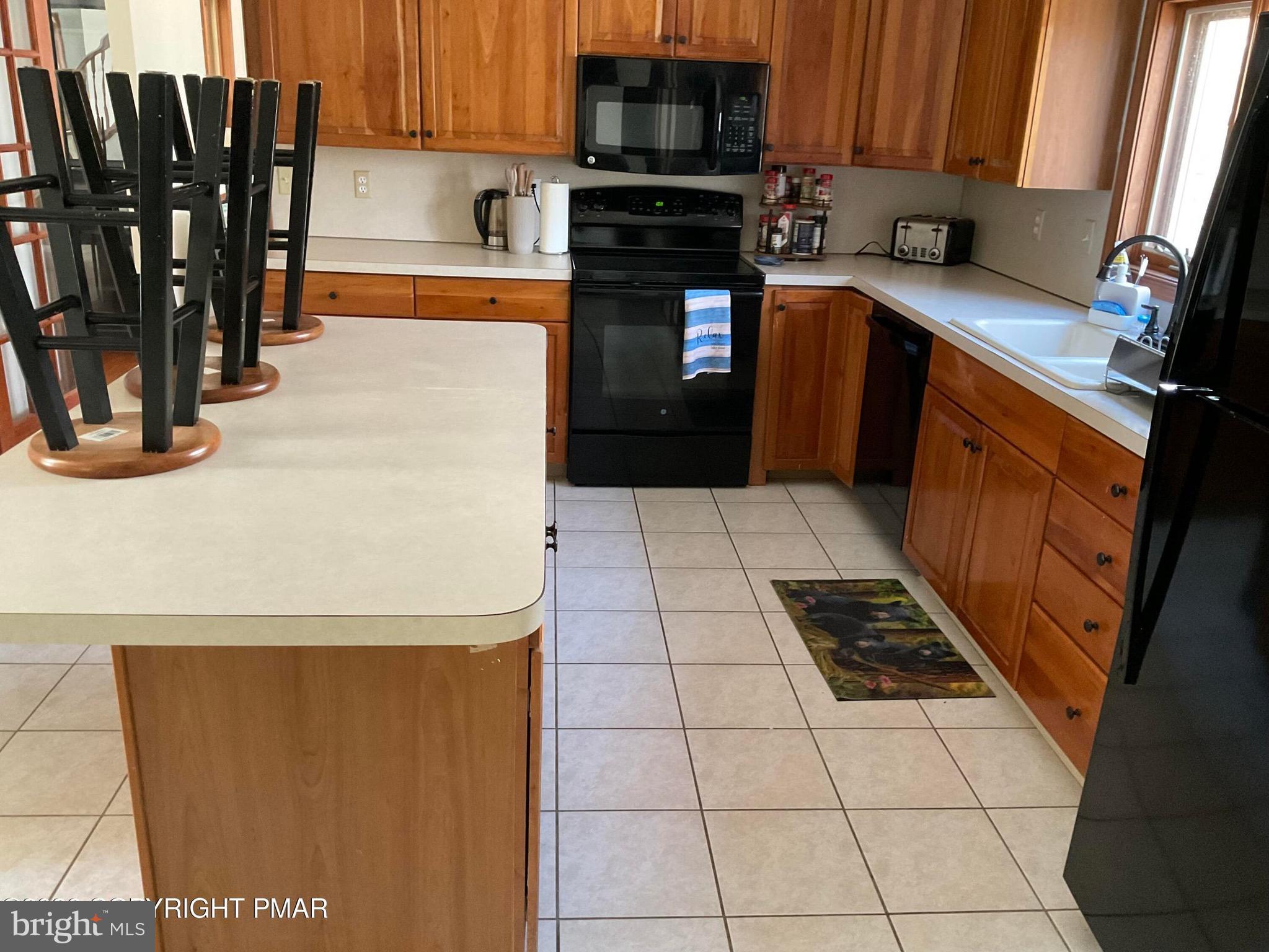 ARROWHEAD  LAKES - Residential