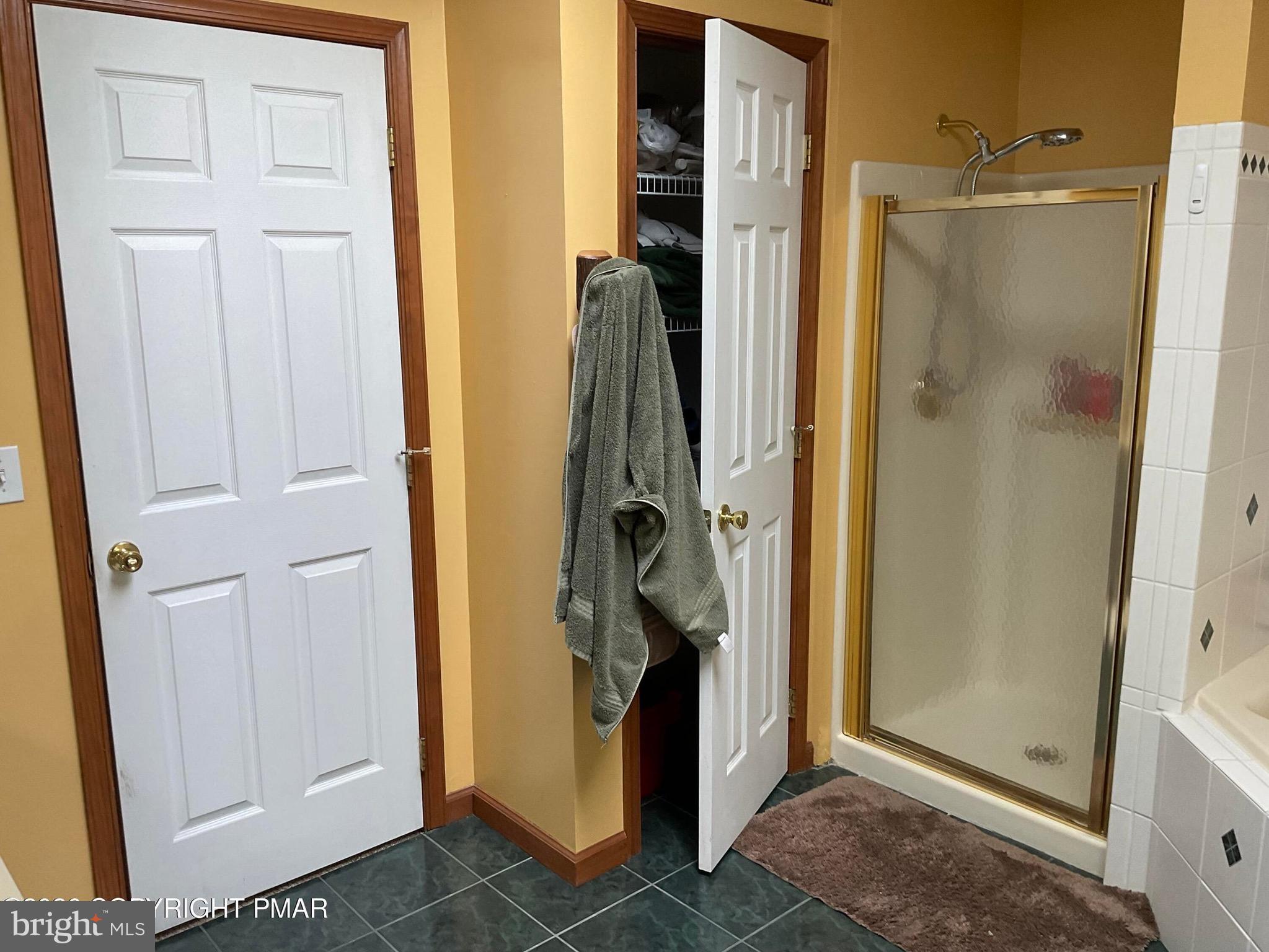 ARROWHEAD  LAKES - Residential