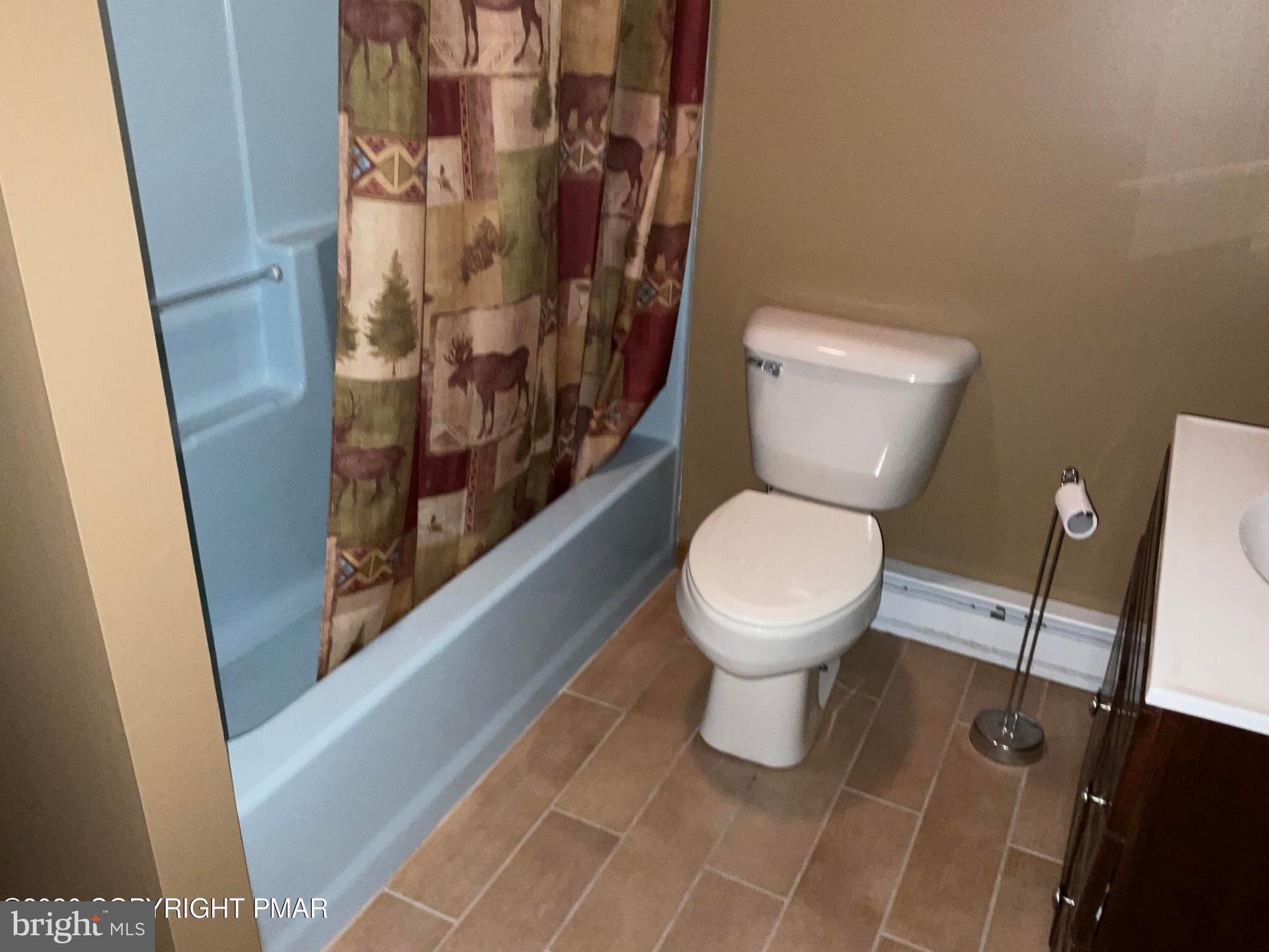 ARROWHEAD  LAKES - Residential