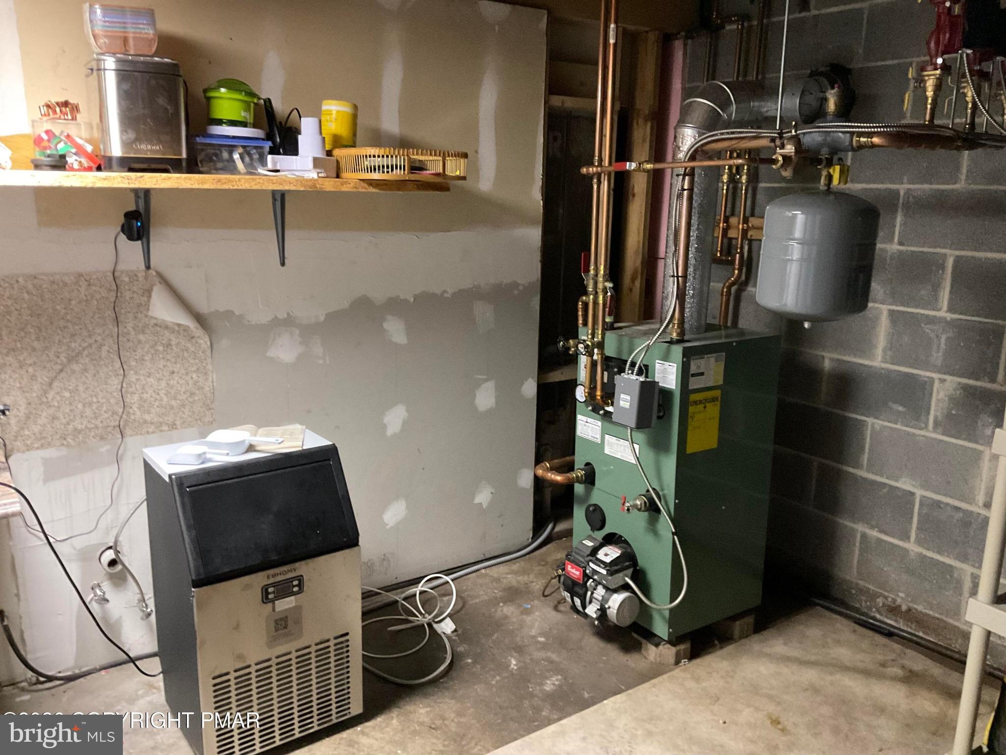 ARROWHEAD  LAKES - Residential