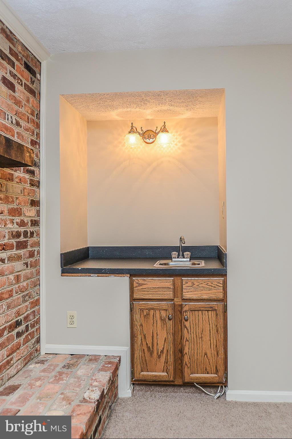 KINGS MANOR - Residential Lease