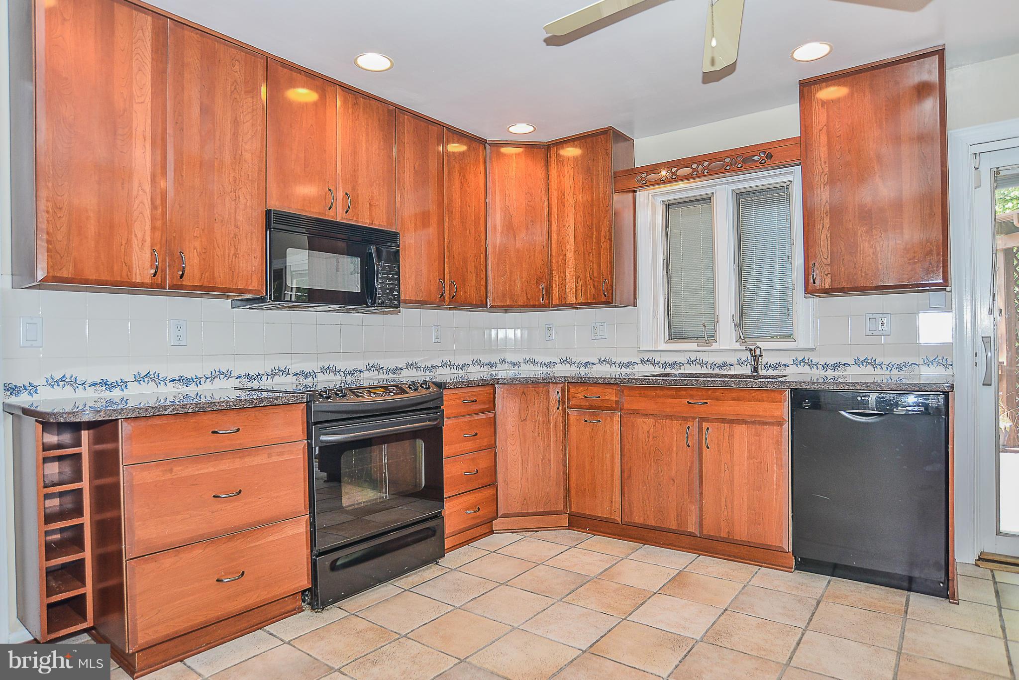 KINGS MANOR - Residential Lease