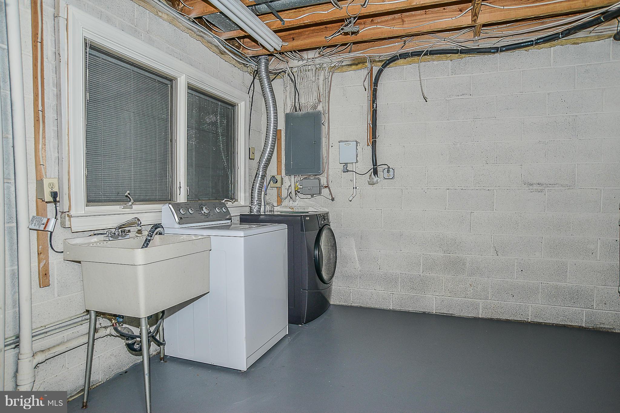 KINGS MANOR - Residential Lease