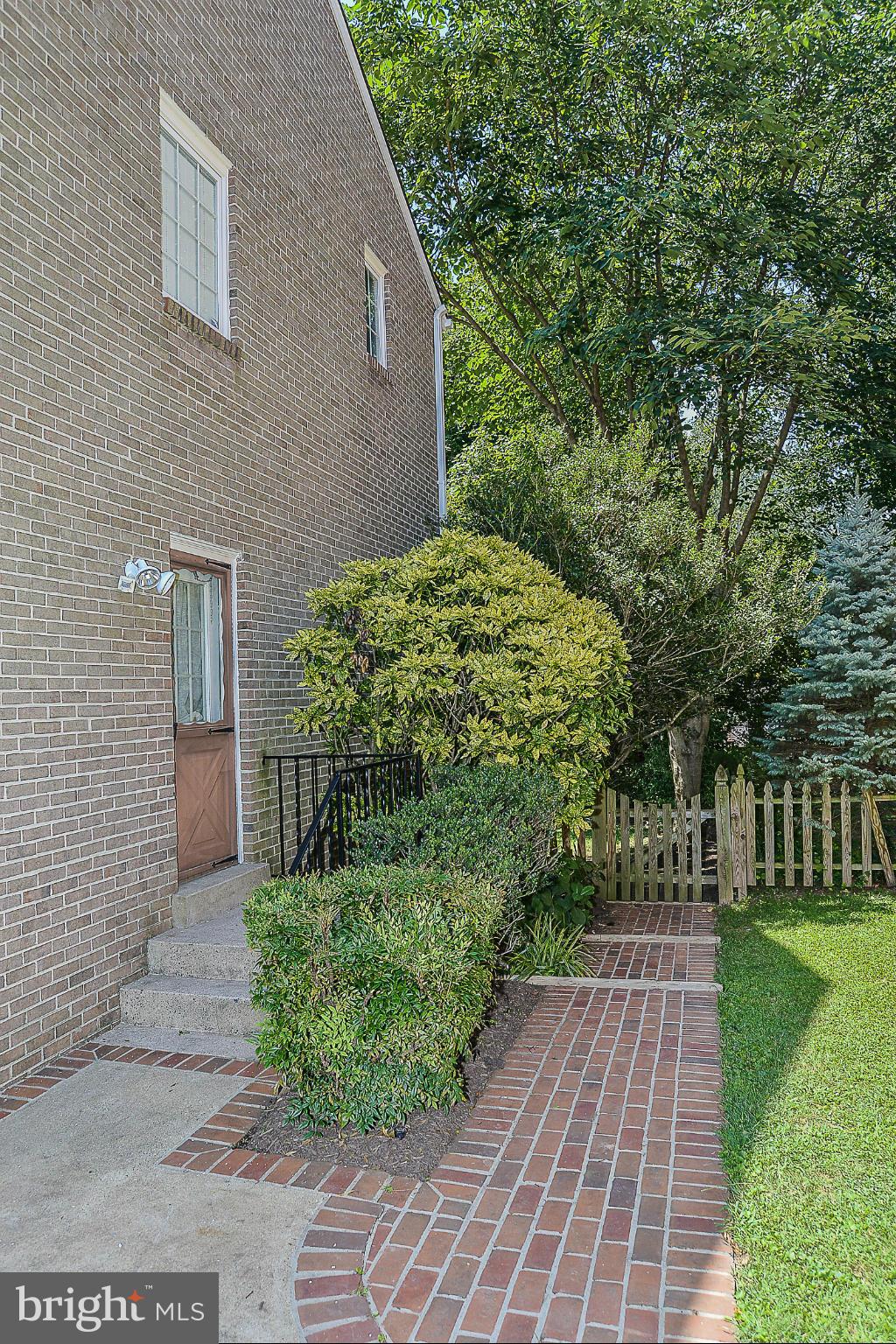 KINGS MANOR - Residential Lease