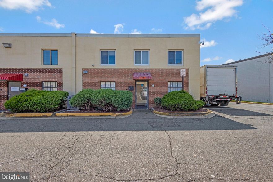 ONLY LOWER LEVEL UNIT AVAILABLE FOR RENT.  BEAUTIFUL, RECENTLY RENOVATED COMMERCIAL UNIT. IT CAN BE USED FOR OFFICE/WAREHOUSE/RETAIL.