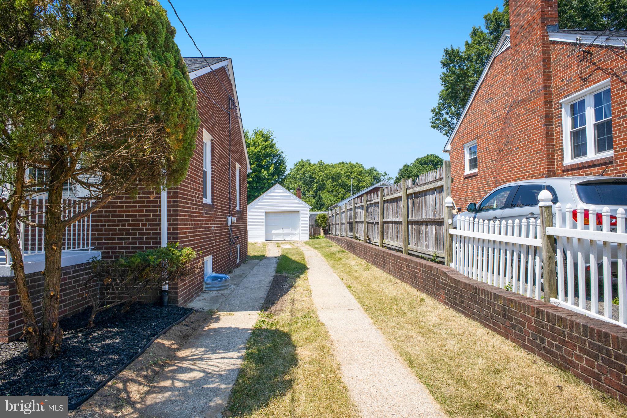 NORTH WOODRIDGE - Residential