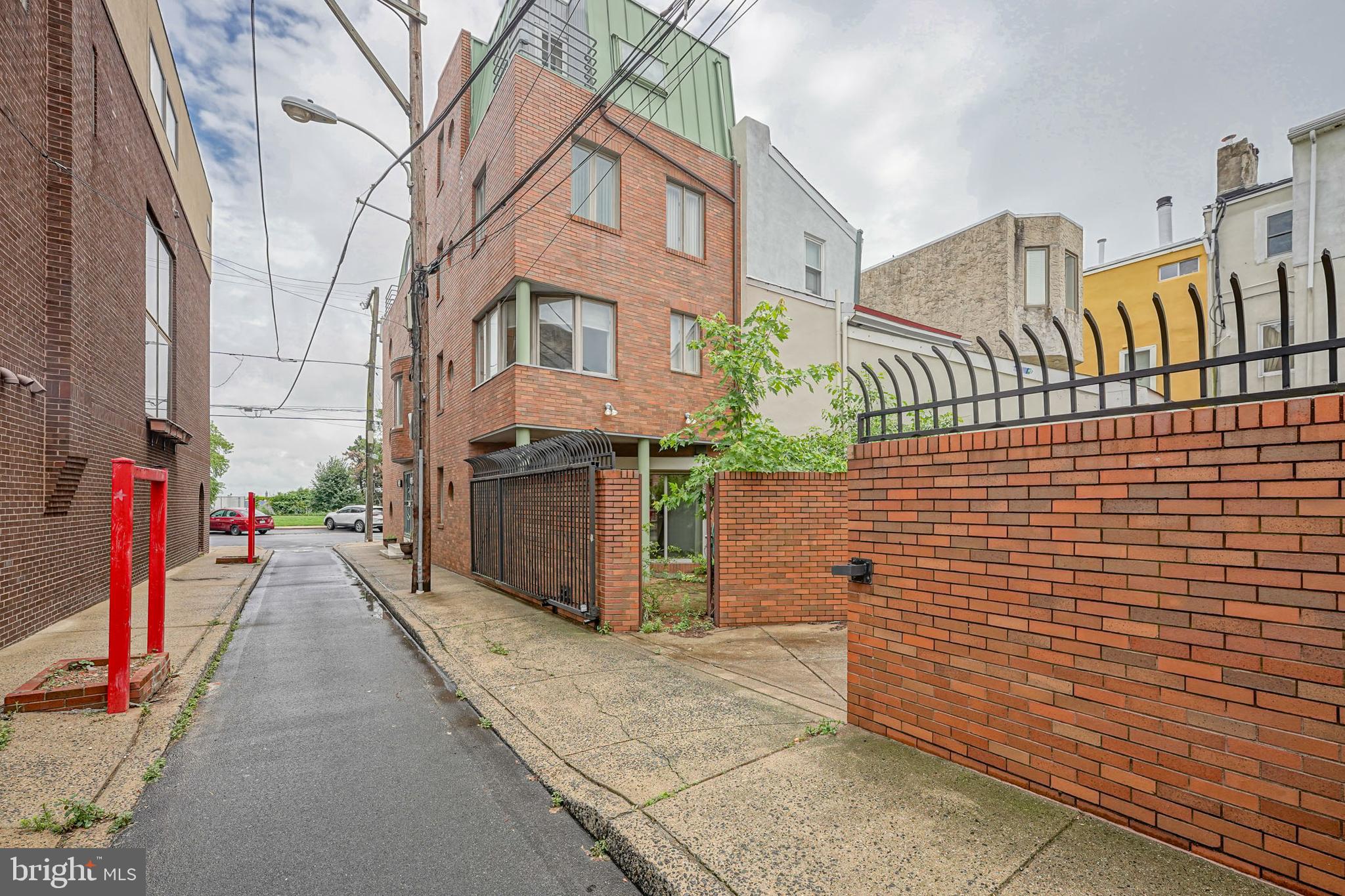 QUEEN VILLAGE - Residential