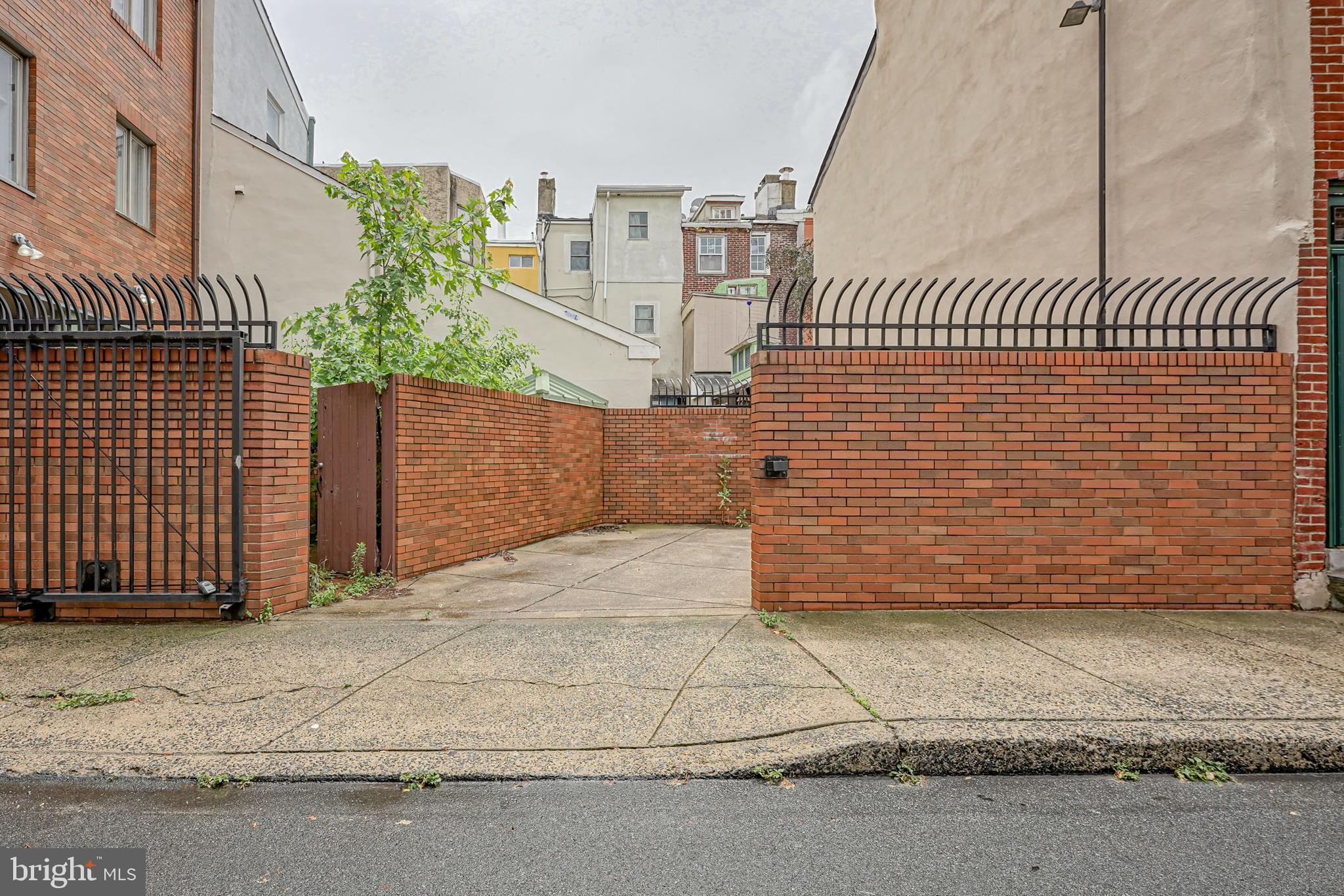 QUEEN VILLAGE - Residential