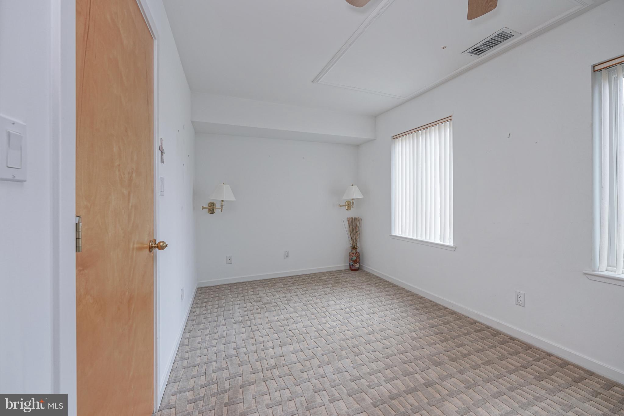 QUEEN VILLAGE - Residential