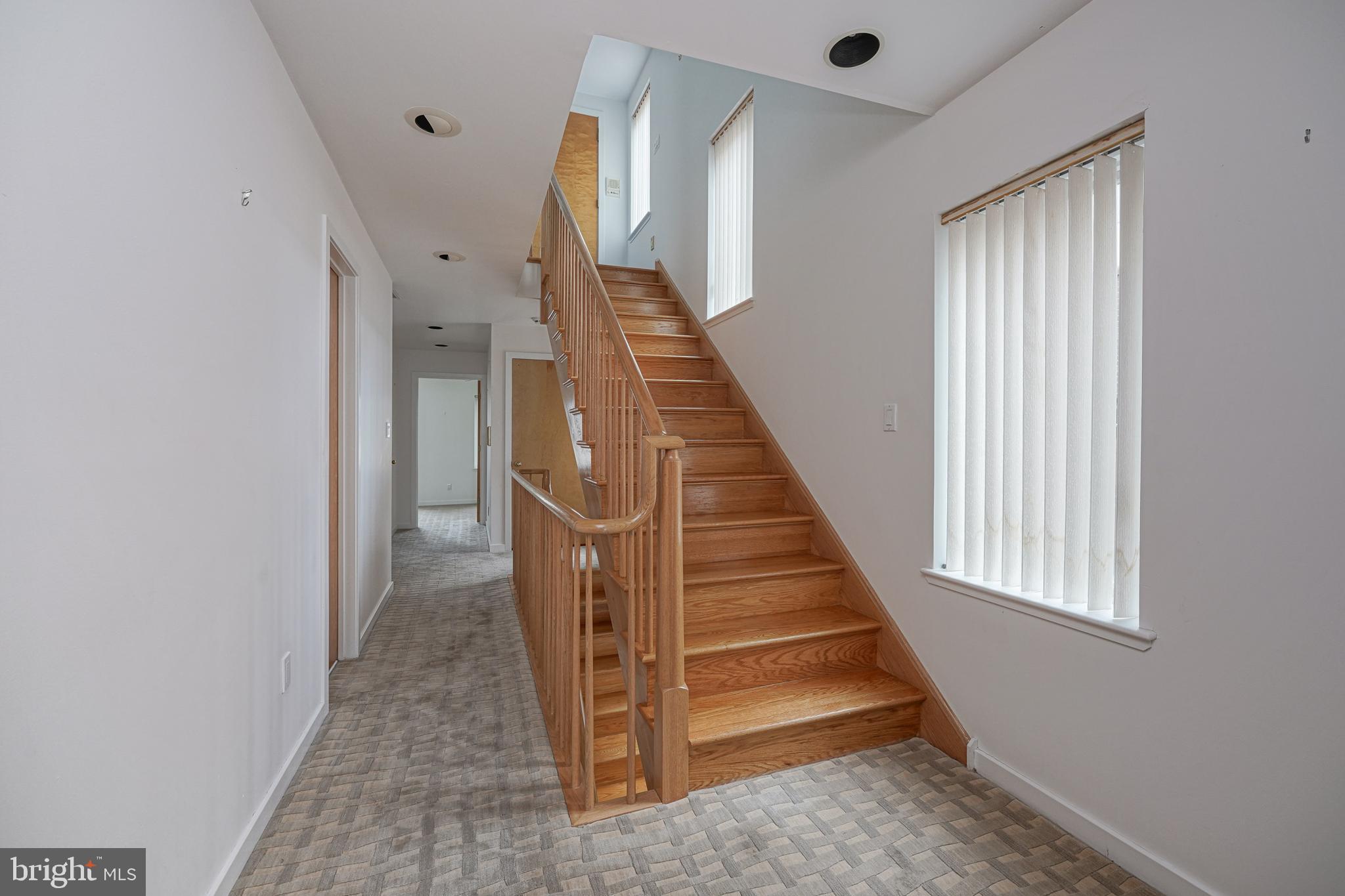 QUEEN VILLAGE - Residential