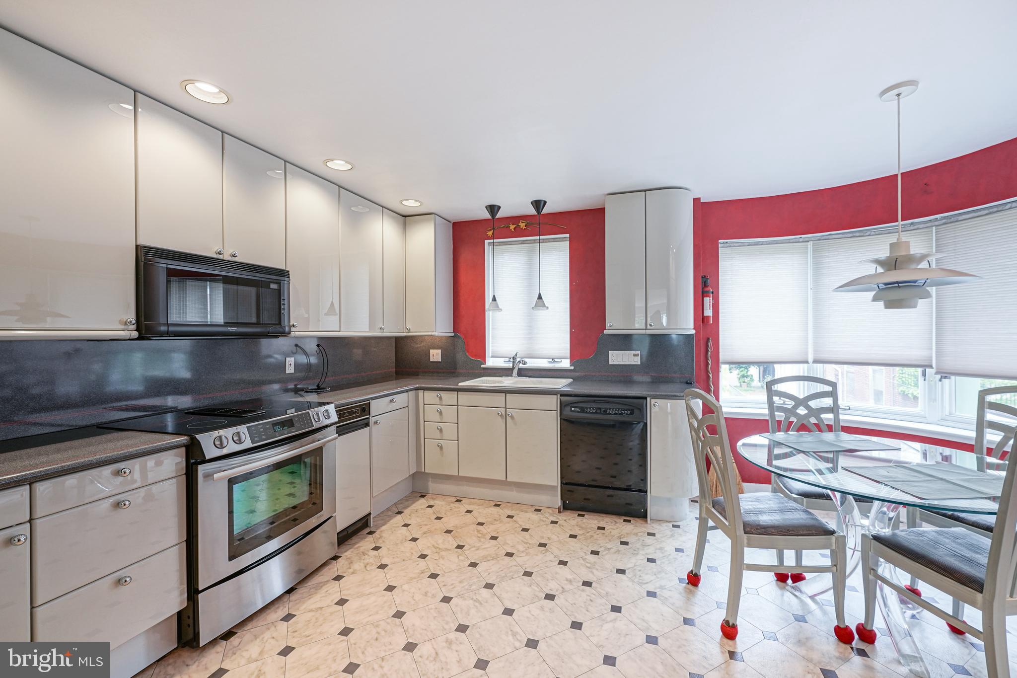 QUEEN VILLAGE - Residential