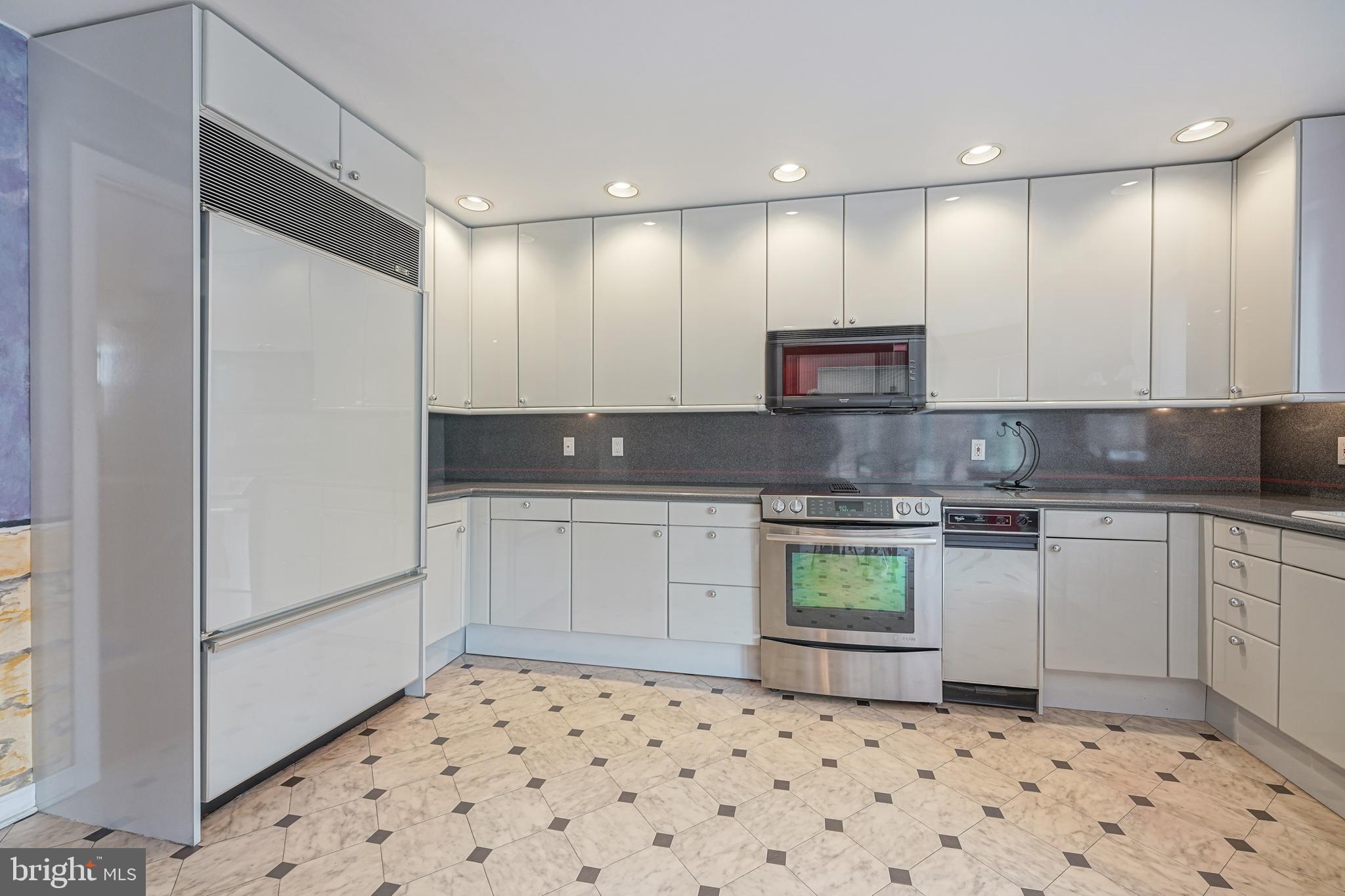 QUEEN VILLAGE - Residential