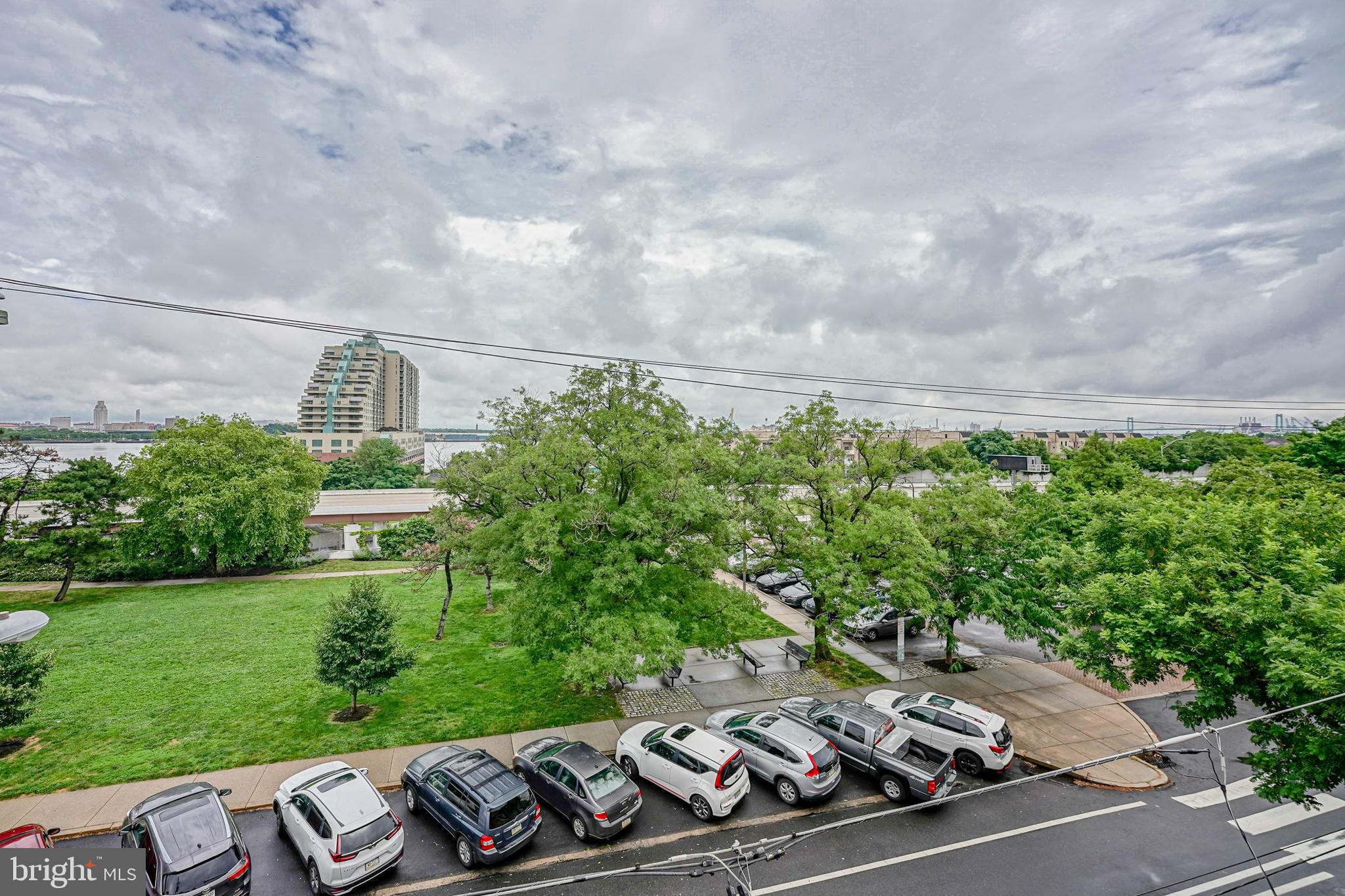 QUEEN VILLAGE - Residential