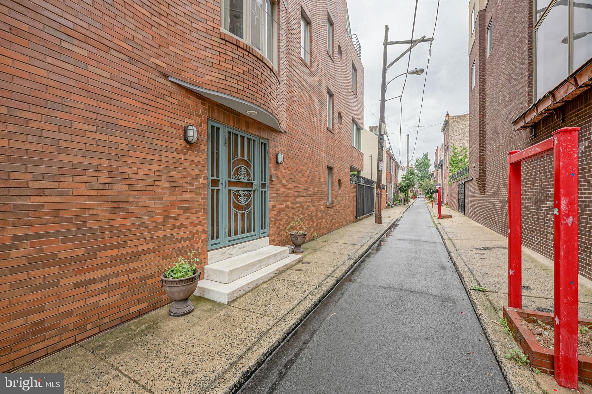 QUEEN VILLAGE - Residential