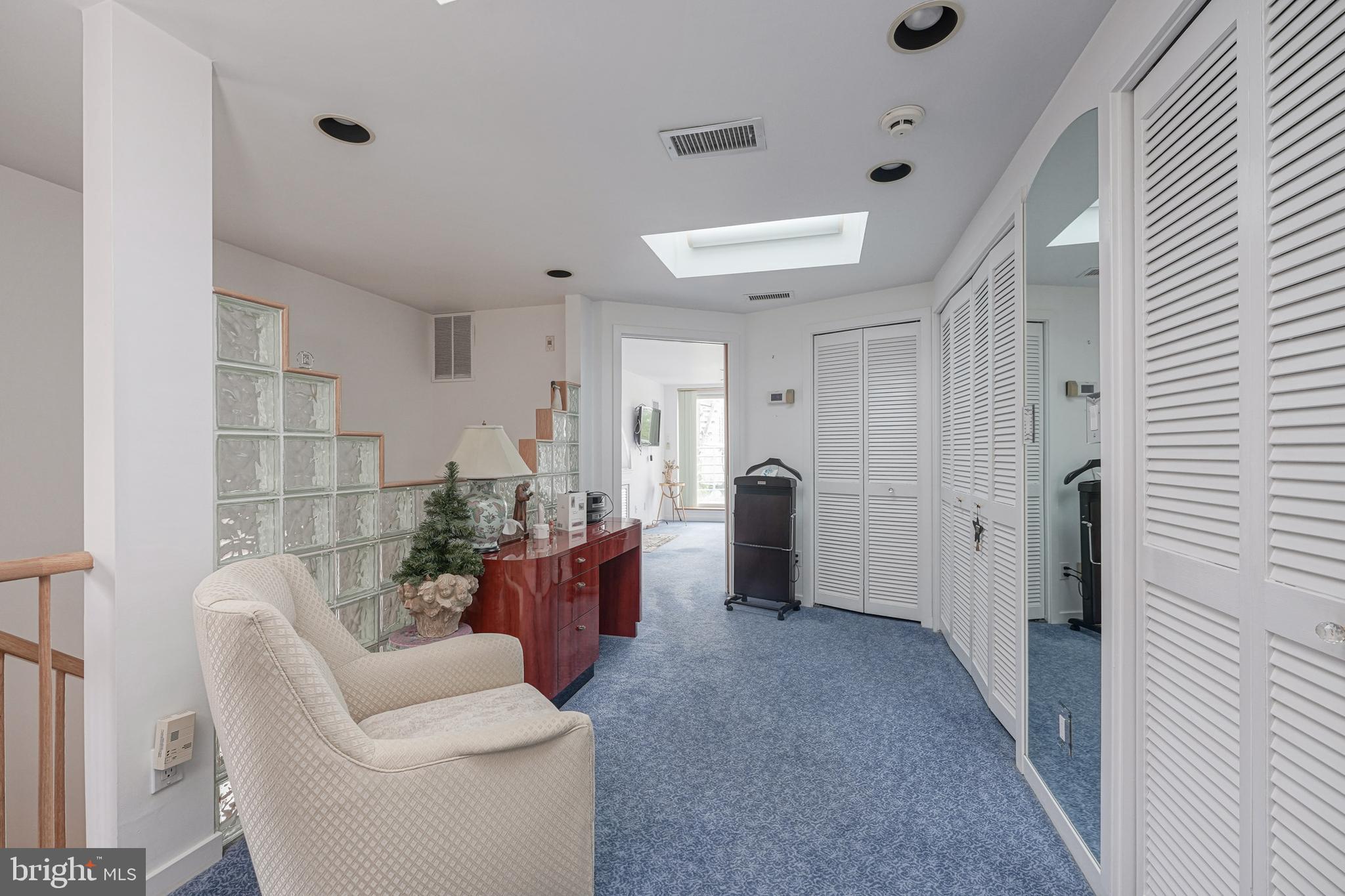 QUEEN VILLAGE - Residential