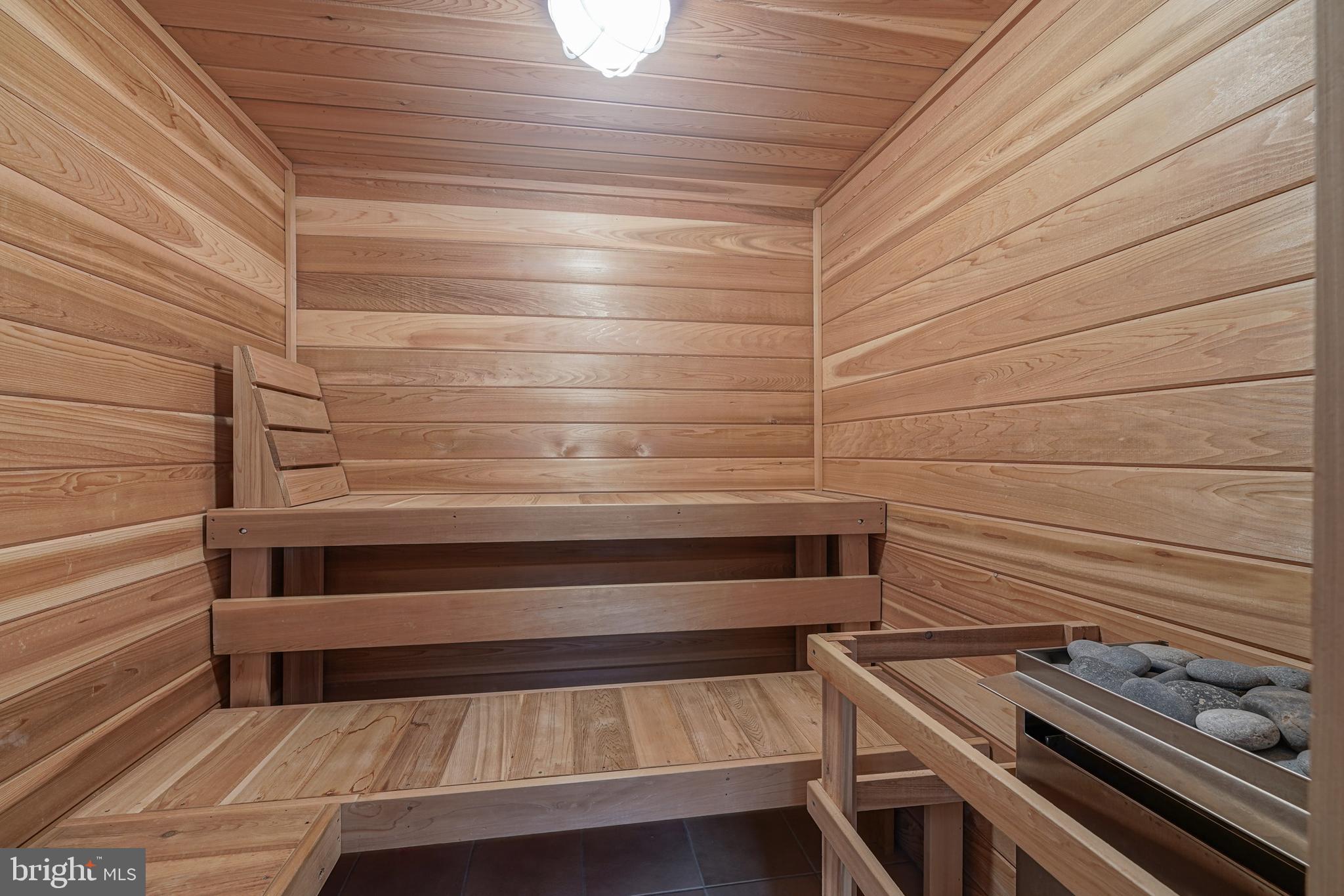 QUEEN VILLAGE - Residential