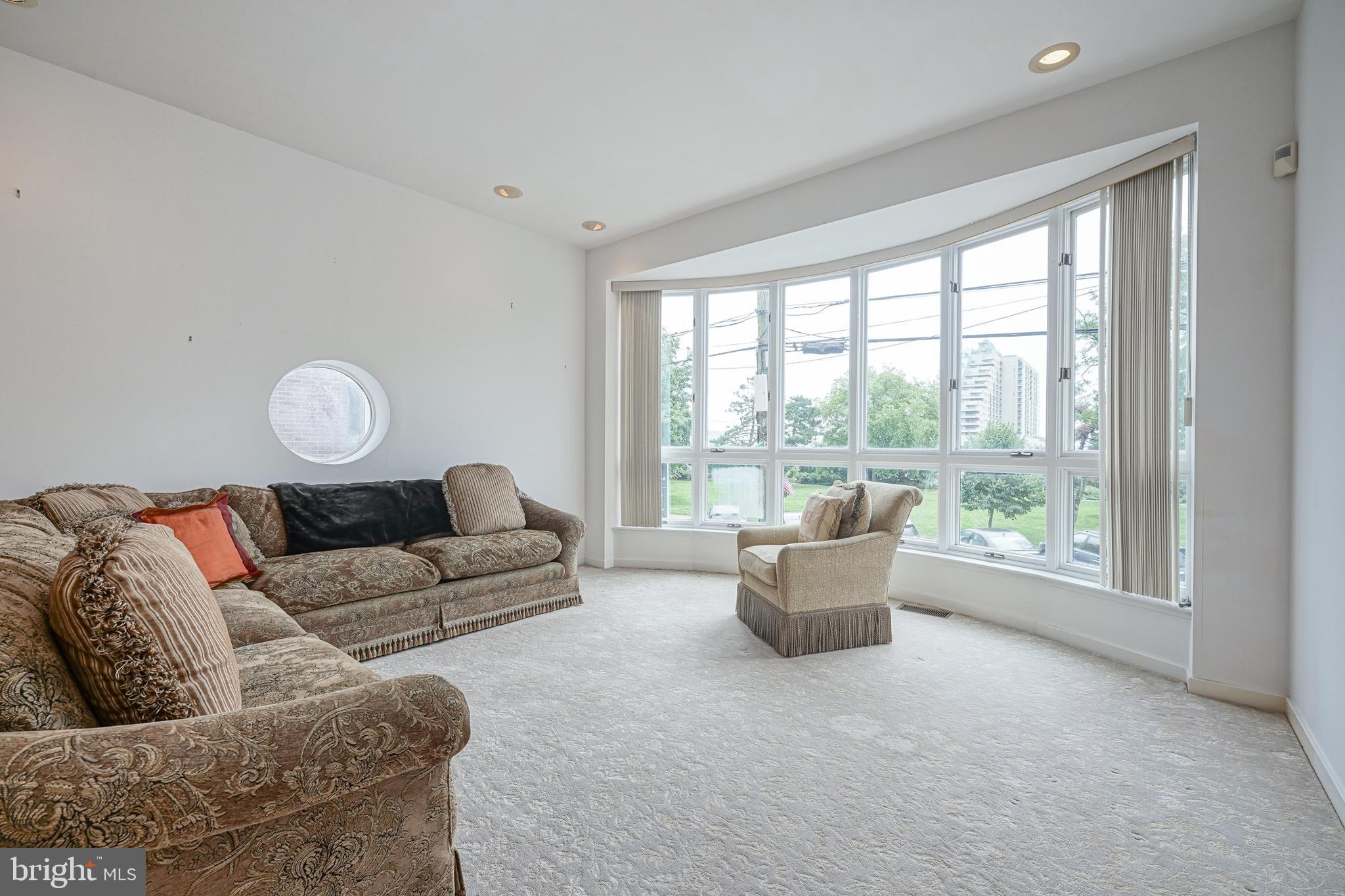 QUEEN VILLAGE - Residential