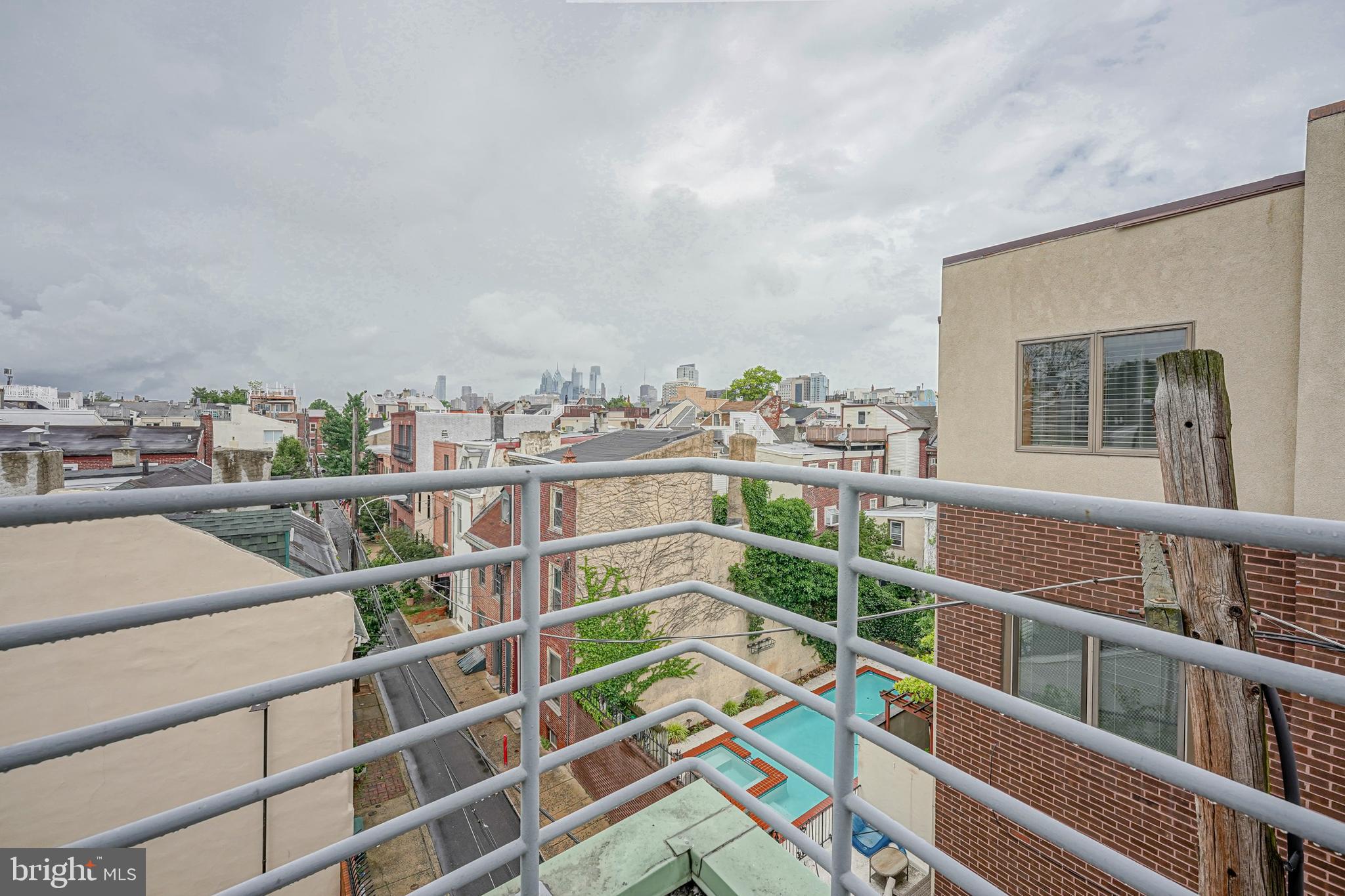 QUEEN VILLAGE - Residential