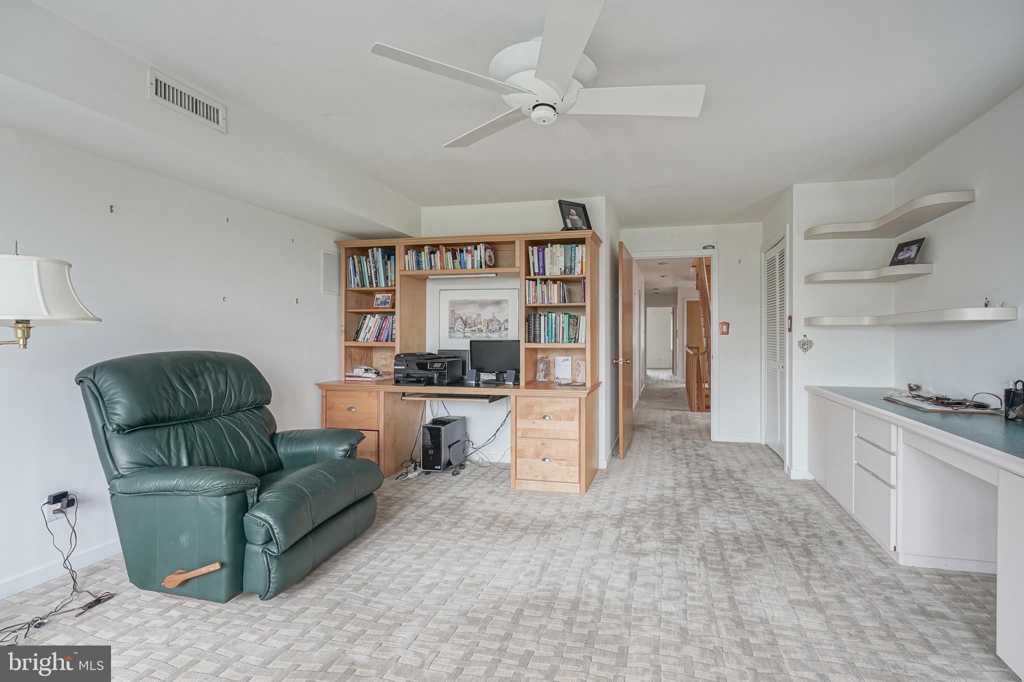 QUEEN VILLAGE - Residential