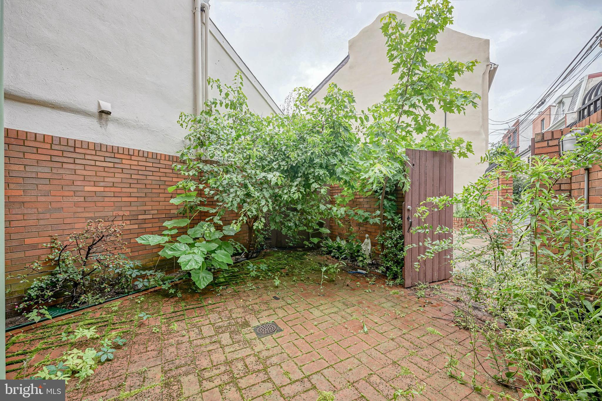 QUEEN VILLAGE - Residential