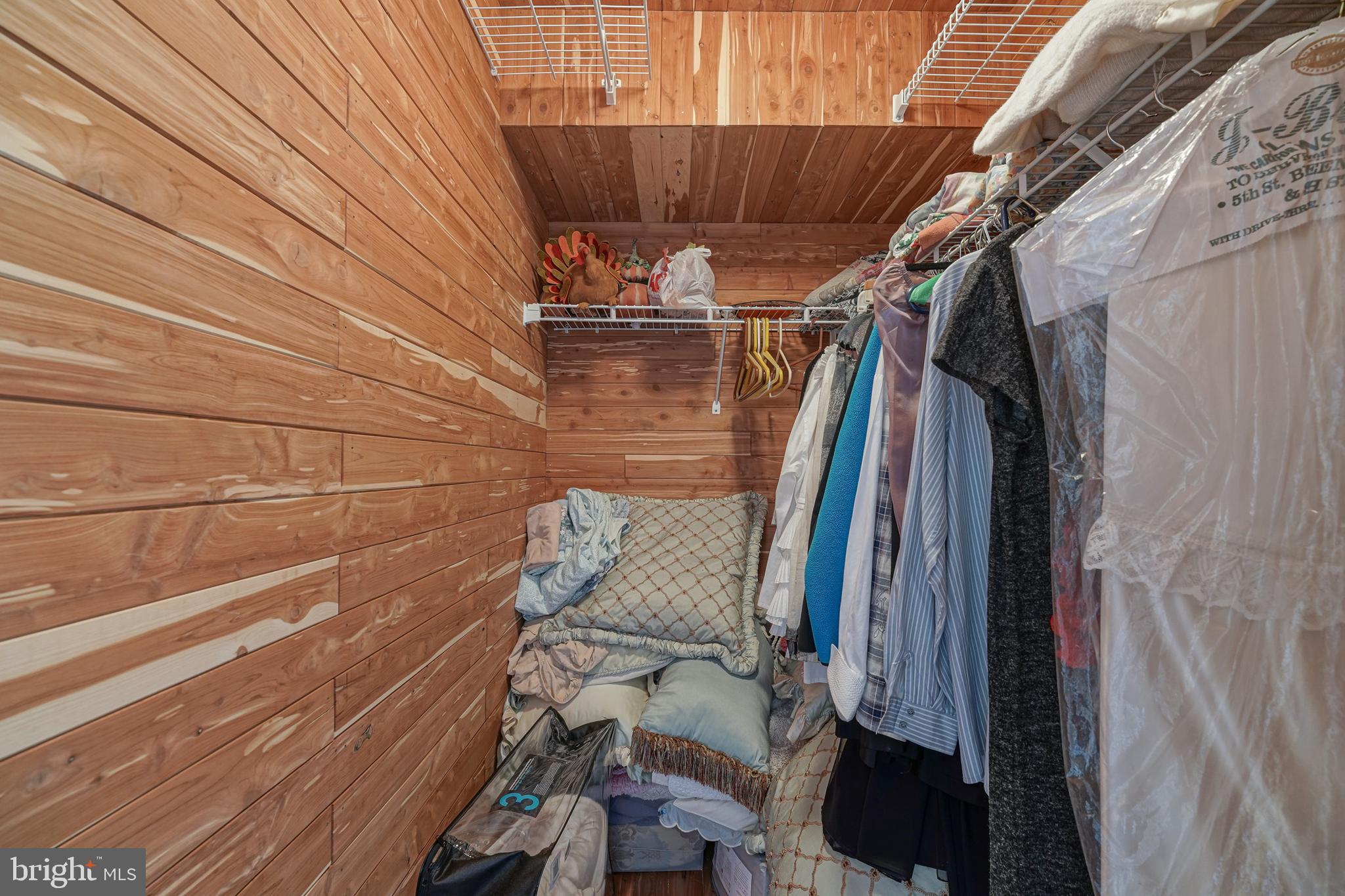 QUEEN VILLAGE - Residential