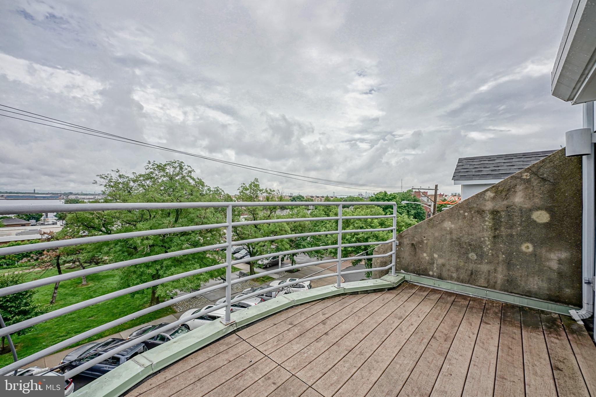 QUEEN VILLAGE - Residential