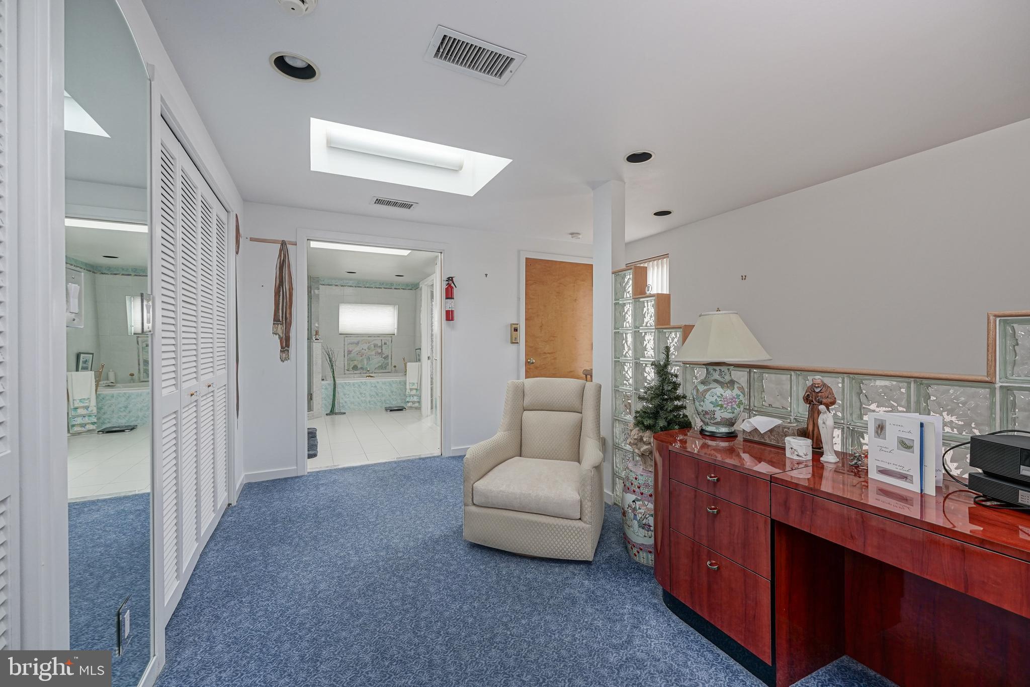 QUEEN VILLAGE - Residential