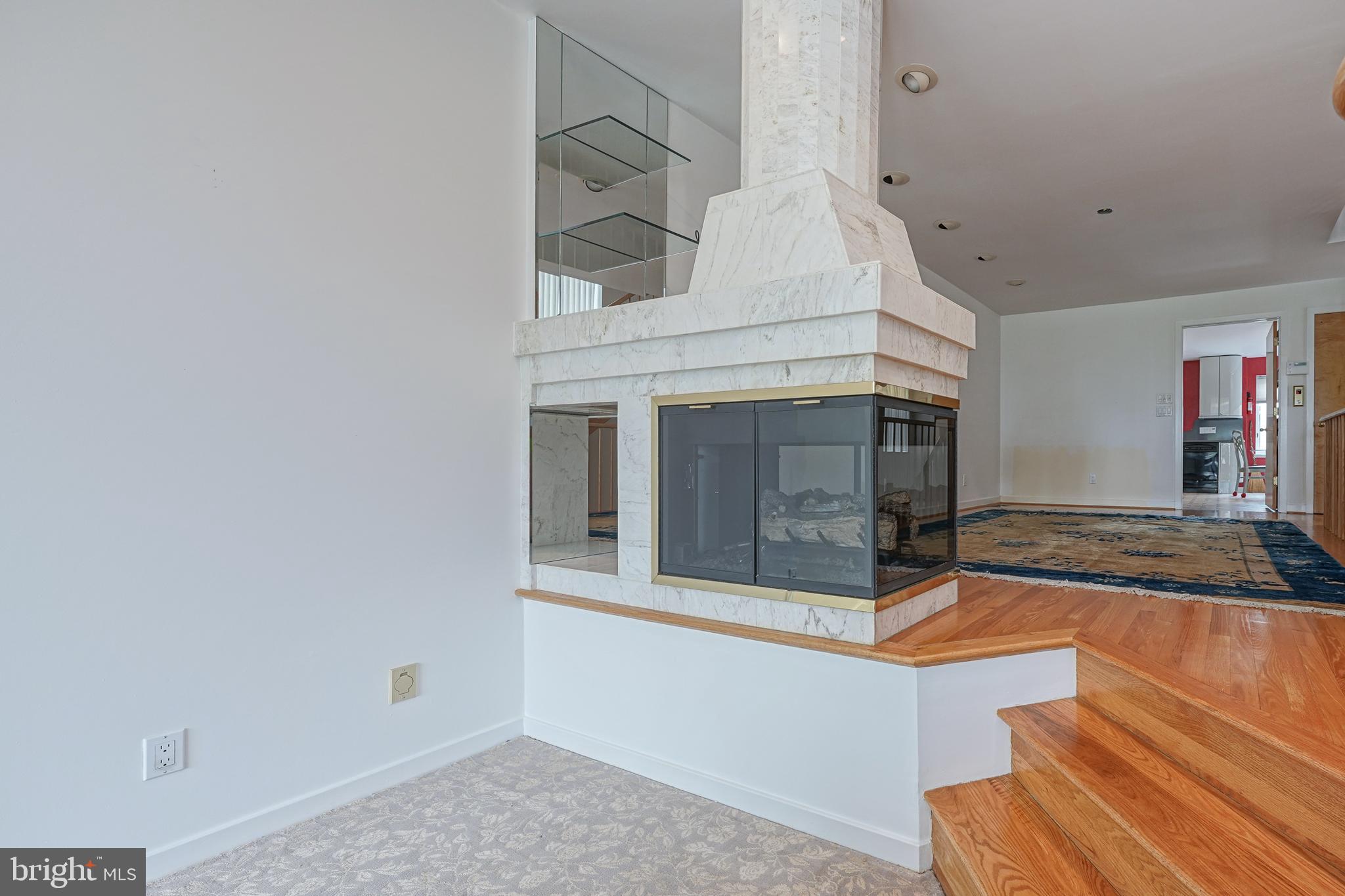 QUEEN VILLAGE - Residential