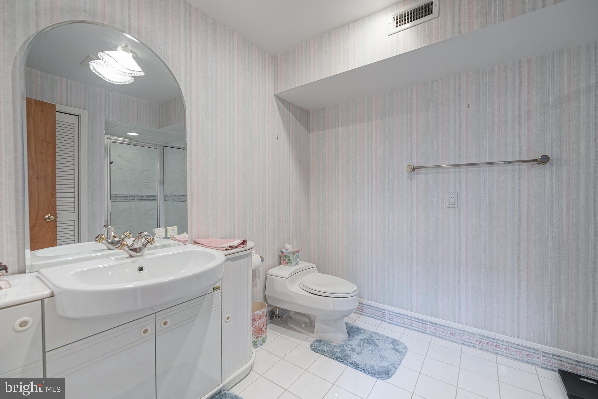 QUEEN VILLAGE - Residential