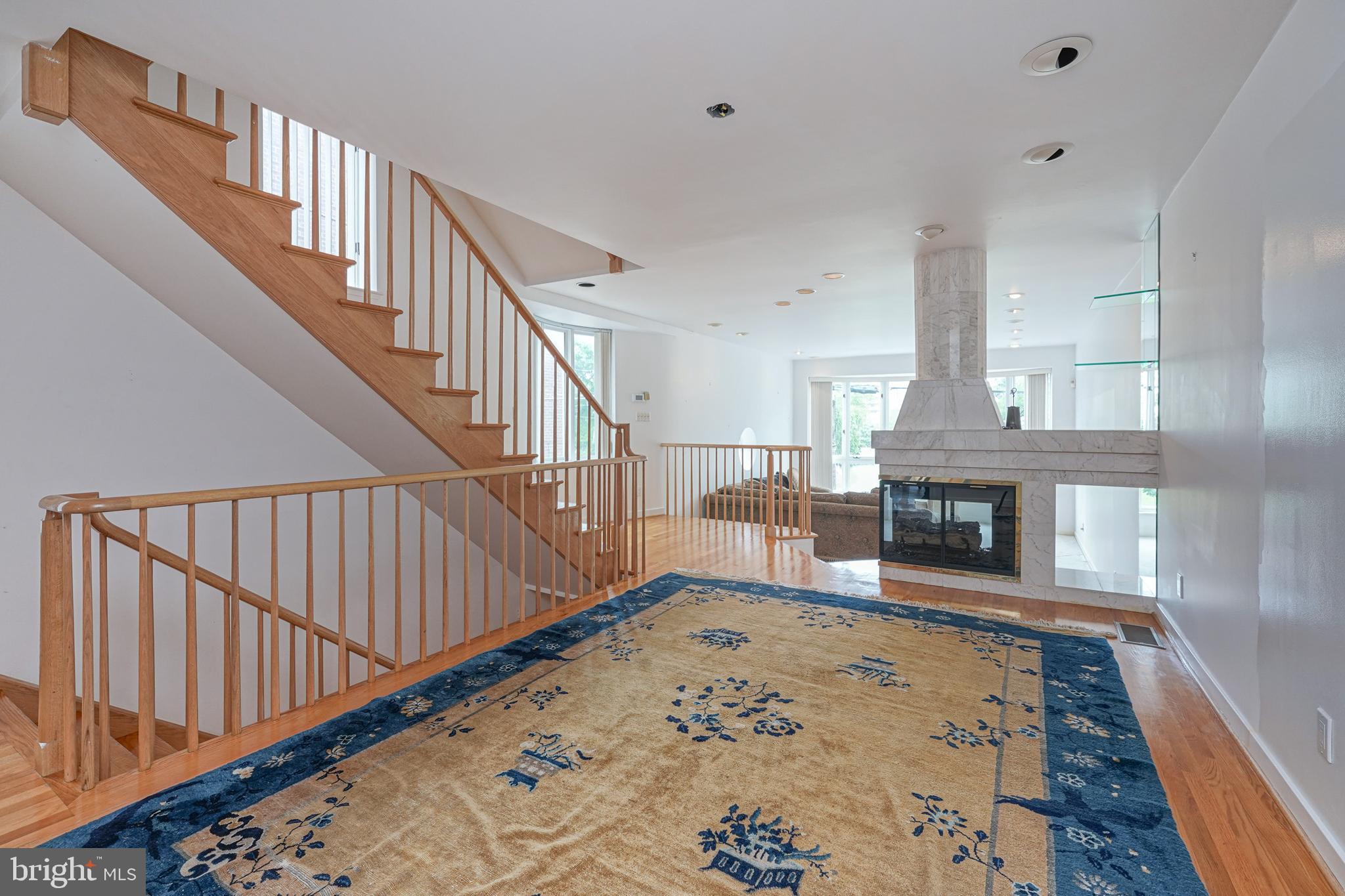 QUEEN VILLAGE - Residential