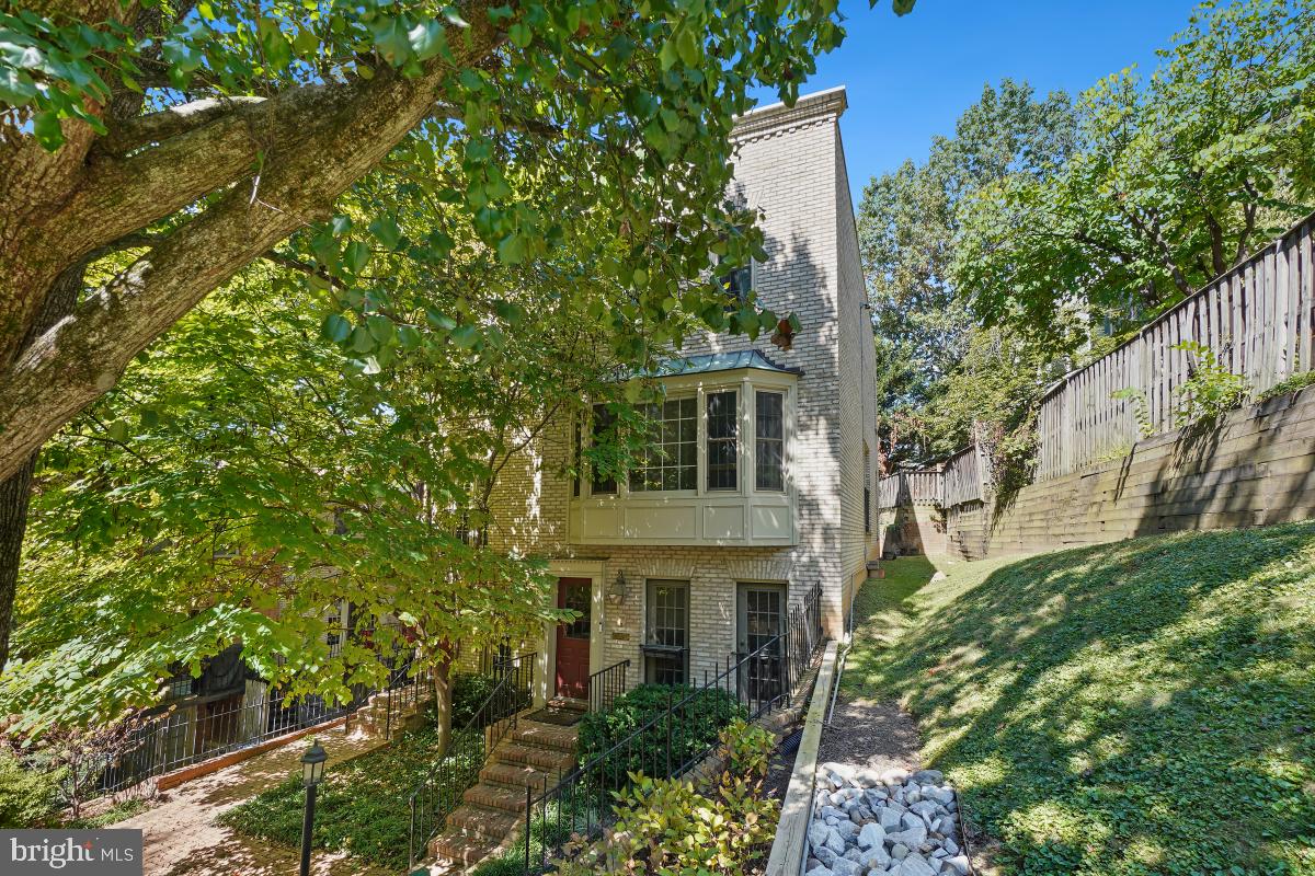 4607 MACARTHUR BOULEVARD NW B