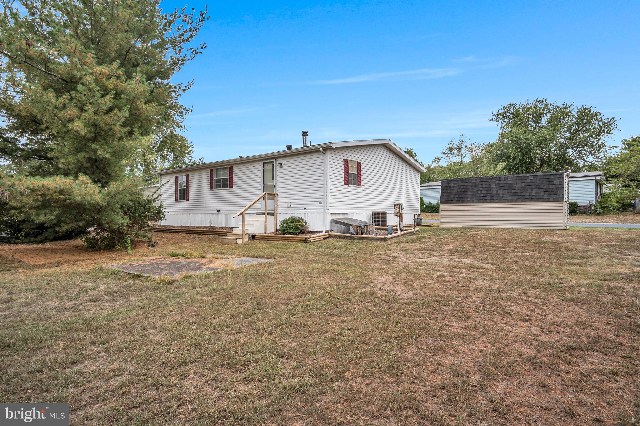 COUNTRY MANOR WEST - Residential