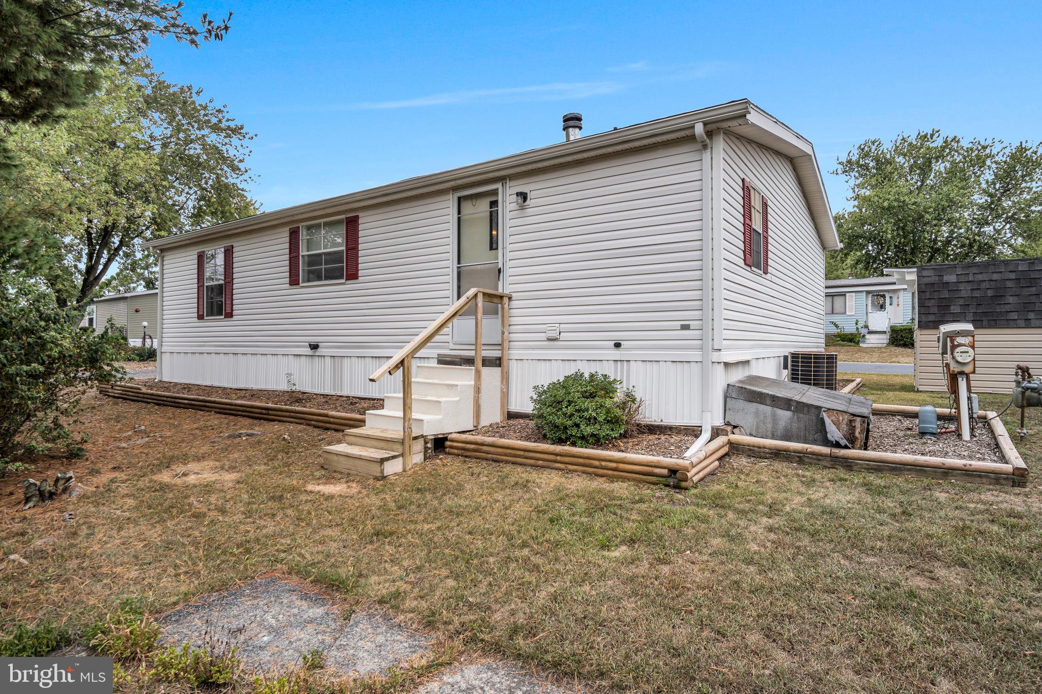 COUNTRY MANOR WEST - Residential