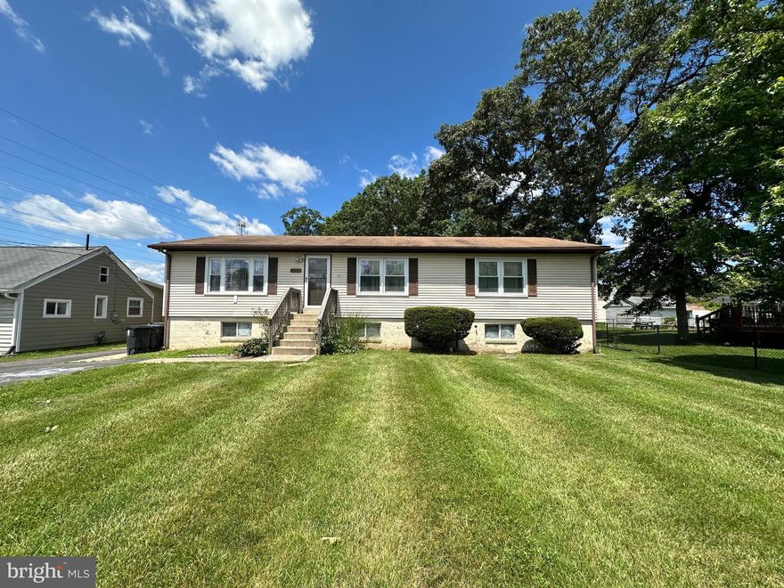 *** This is a Estate sale, fixer upper You've been looking for !! Huge lot !! Won't last long !! As is Sale !  Contracts are due Tuesday June/11th by 7:00 PM ***