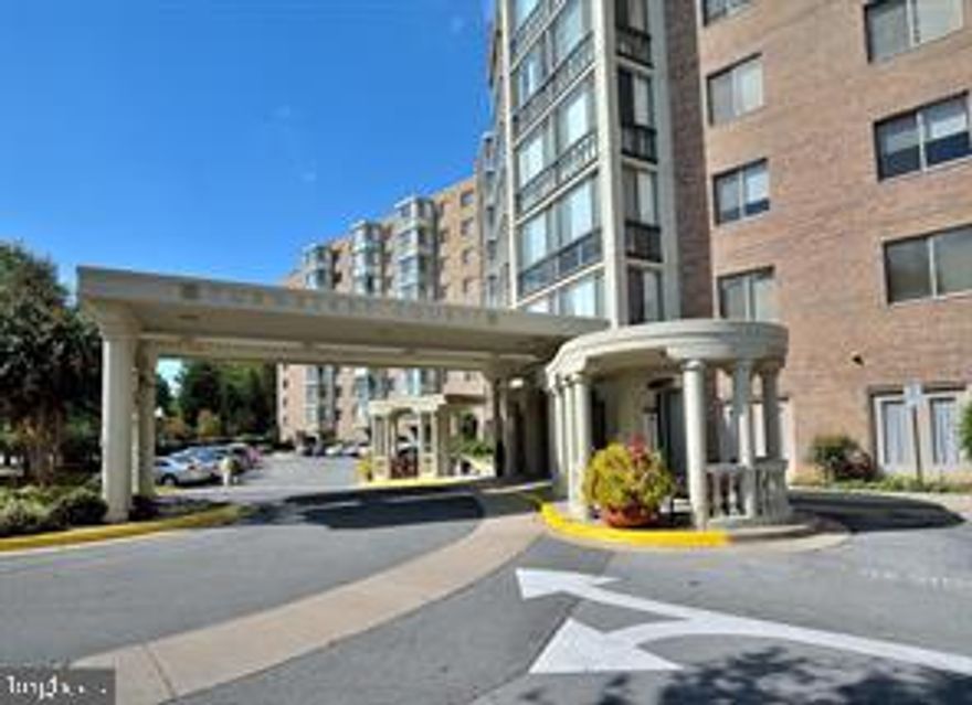 GORGEOUS UNIT WITH GOLF COURSE VIEW!  FIRST FLOOR WITH ENCLOSED PATIO  AND WALK RIGHT OUT TO THE BEAUTIFUL GREENS.  STATE OF THE ART KITCHEN WITH SLEEK STAINLESS STEEL APPLIANCES, GRANITE COUNTERS AND SPACE FOR A TABLE WITH FABULOUS WINDOW VIEW!
2 LARGE BEDROOMS, 2 FULL BATHS, SEPARATE DINING ROOM, LARGE FORMAL LIVING ROOM WITH SLIDING GLASS DOORS TO PATIO, SEPARATE LAUNDRY ROOM AND MUCH MORE.