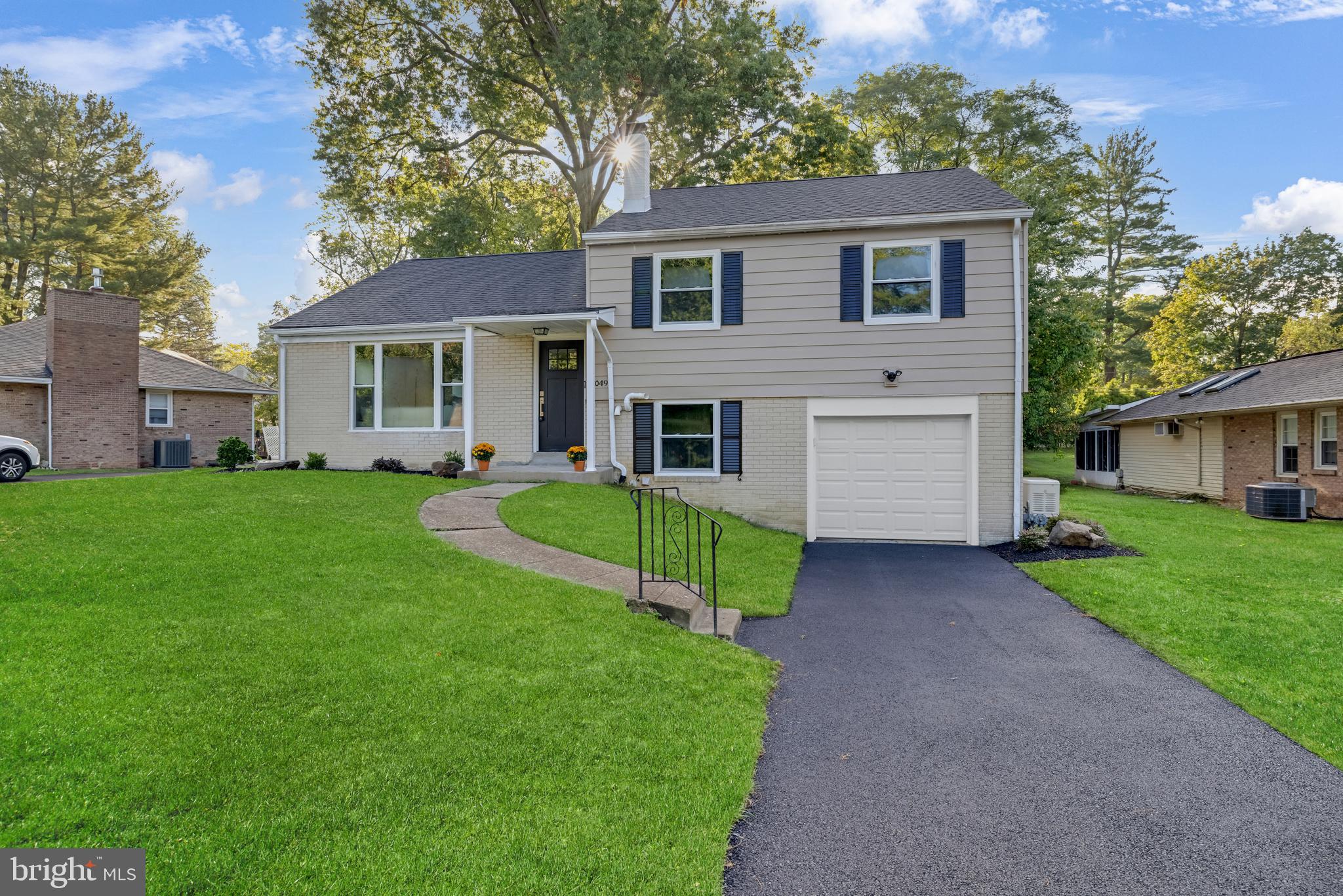 1049 HOLLYTREE ROAD