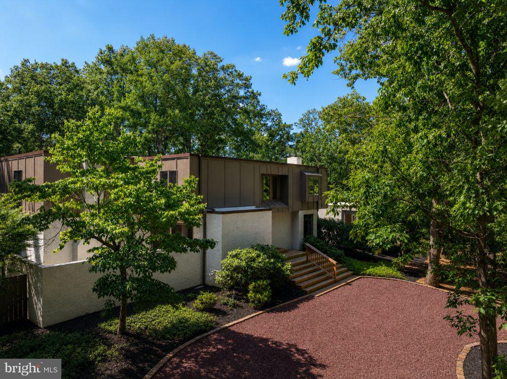 11 PINECREST DRIVE
