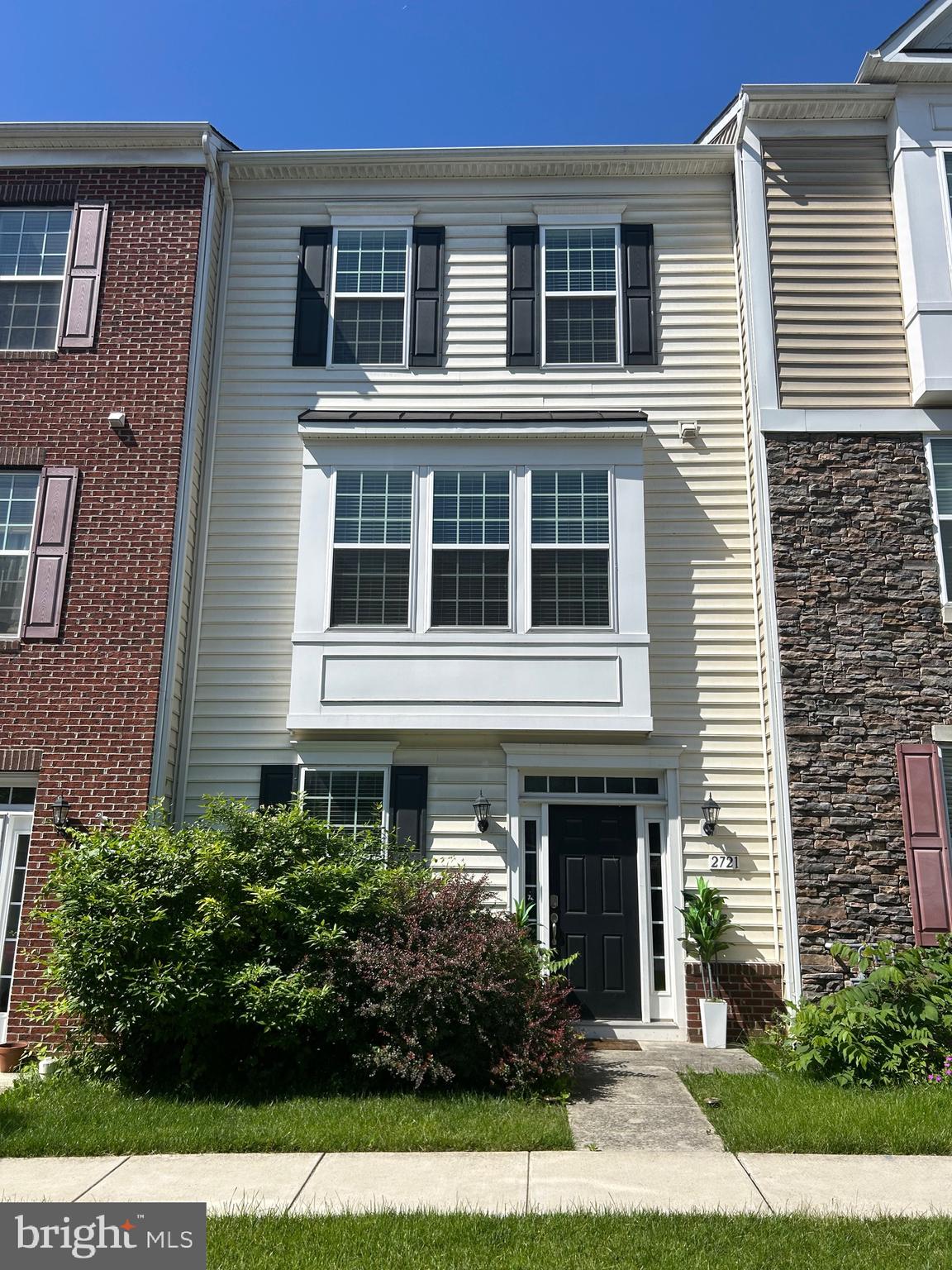 Spacious emd unit townhome in sought after community walking distance to major stores and shopping. The main level has one bedroom and a full bathroom with an additional space that can be a recreation room or additional living room that has an exit door to a back yard and garage. The second level is full of windows to welcome the sun. There is a deck off of the eat in kitchen and half bath on this level. The third level has 3 bedrooms and 2 bathrooms.
Rental criteria 620+ credit score, excellent rental history and income must meet minimum 3xs requirements
Resident benefit package is an additional $40 per month which covers filters, renters insurance and rental payment being reported to all bureaus