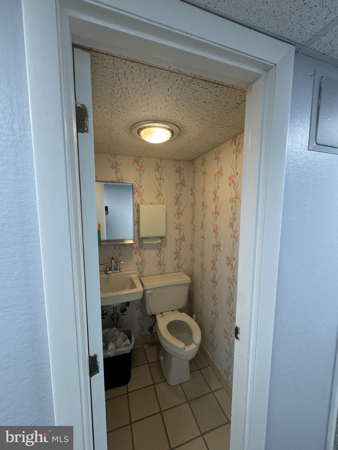 HIGHLANDS - Commercial Lease