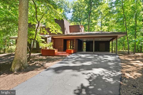 Photo of 11609 Sourwood Lane, RESTON, VA 20191 (MLS # VAFX2314422)