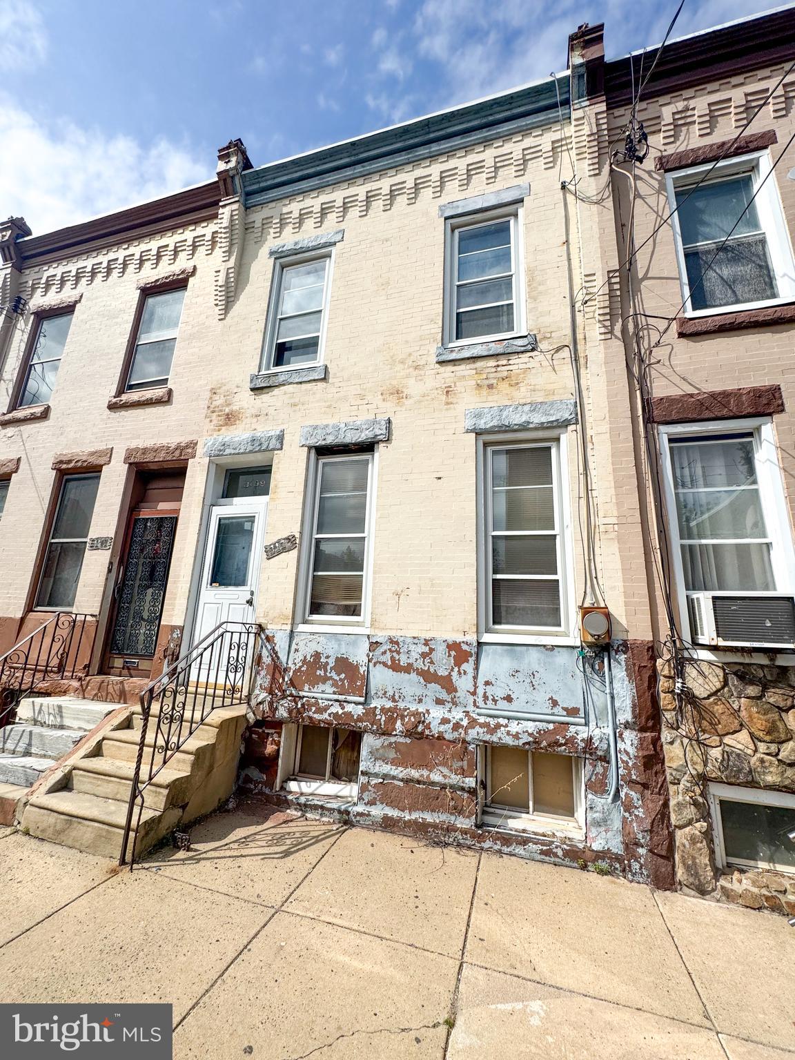 **Investor Special: Rowhouse for Sale in Strawberry Mansion, Philadelphia!**
Unlock the potential of this 3-bedroom, 1-bathroom rowhouse located in the vibrant Strawberry Mansion neighborhood! This property is perfect for investors looking to capitalize on the growing demand in one of Philadelphia’s most up-and-coming areas.
**Location Highlights:**
- Conveniently located near public transportation and major highways
- Close local restaurants and museums
- Nearby parks and the scenic Schuylkill River trail
- Local transportation & Just a short drive to Center City, making it ideal for commuters
**Investment Opportunity:**
- Current market trends indicate significant appreciation in Strawberry Mansion, promising a great return on investment
- Properties in this area are highly sought after for both rental and resale
- Whether you choose to flip it or rent it out, this rowhouse is a blank canvas ready for your renovation vision!
Don’t miss your chance to invest in Strawberry Mansion! Schedule a showing today and explore the endless possibilities this property has to offer!