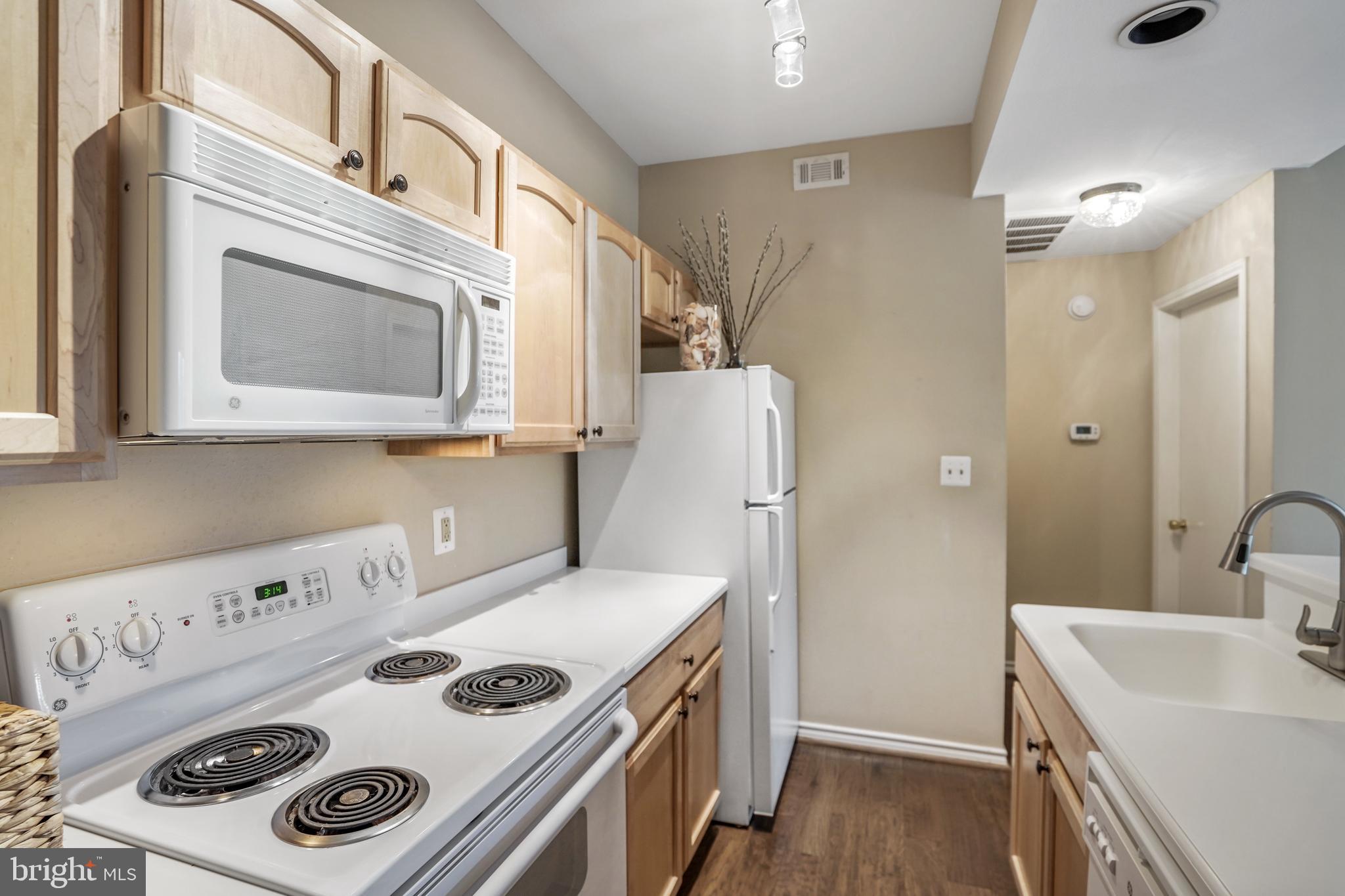 PENDERBROOK SQUARE CONDOMINIUMS - Residential