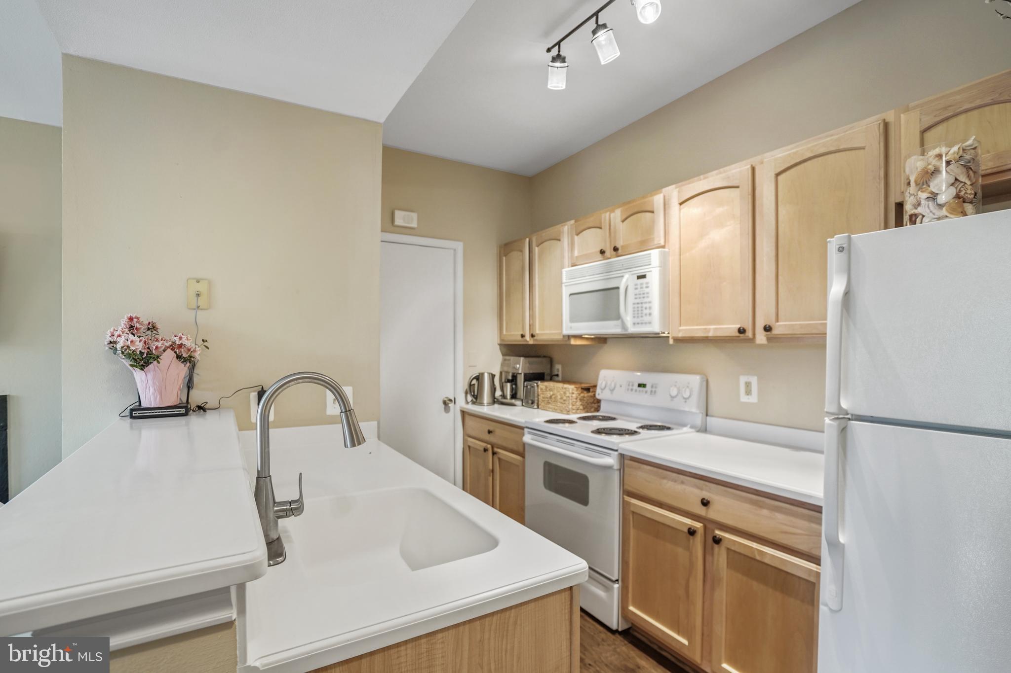 PENDERBROOK SQUARE CONDOMINIUMS - Residential