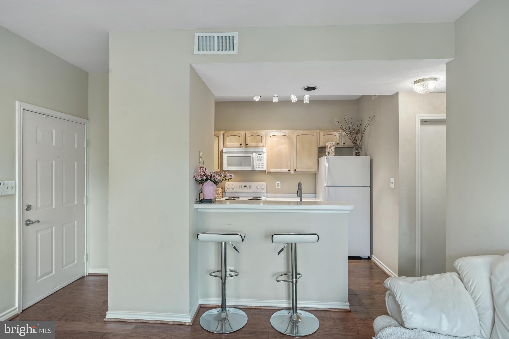 PENDERBROOK SQUARE CONDOMINIUMS - Residential