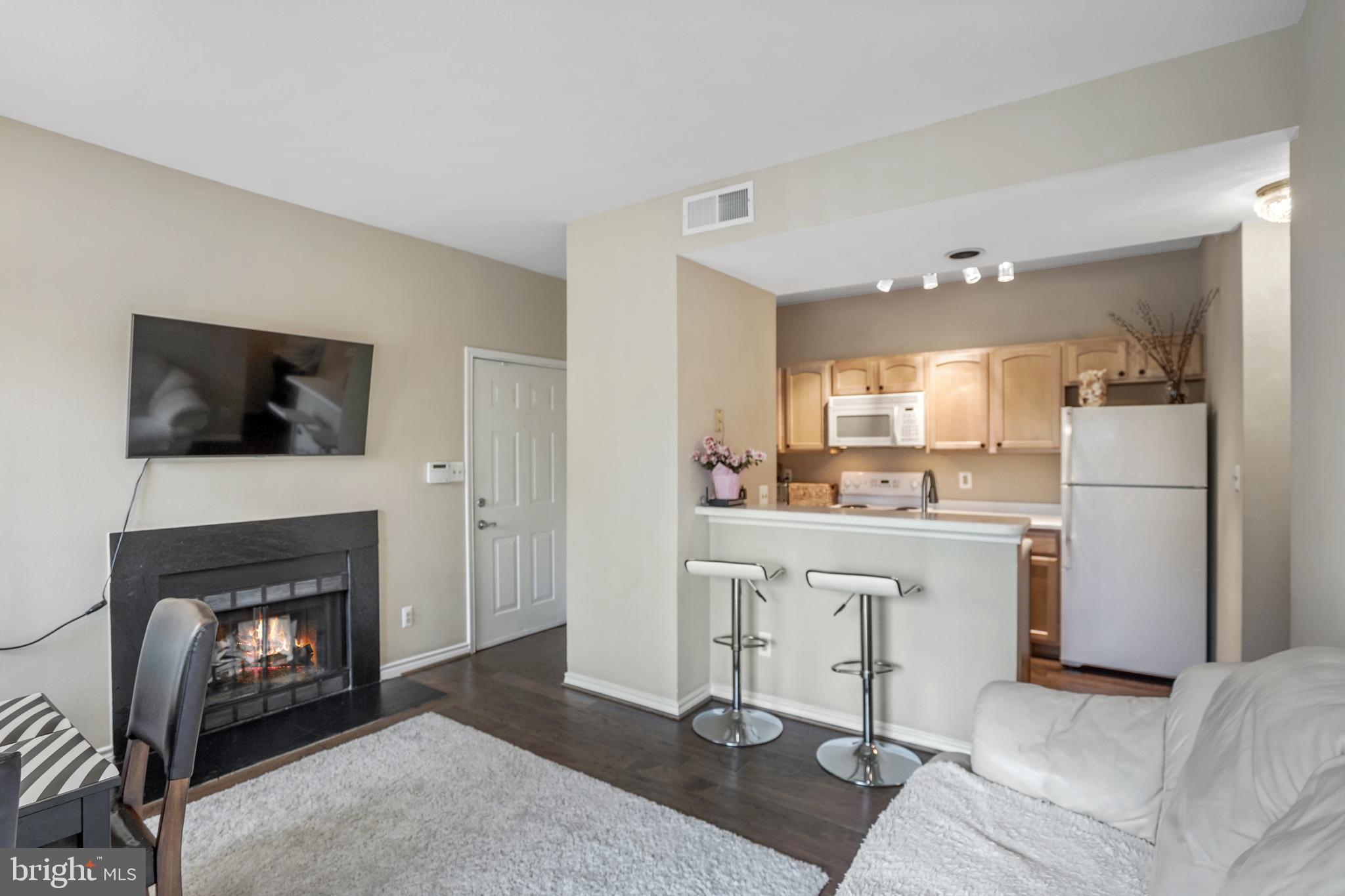 PENDERBROOK SQUARE CONDOMINIUMS - Residential