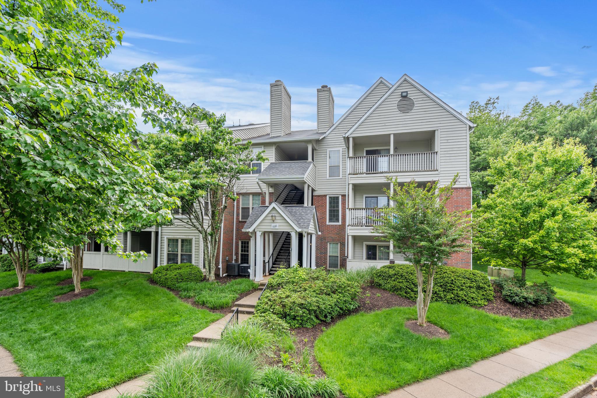 PENDERBROOK SQUARE CONDOMINIUMS - Residential