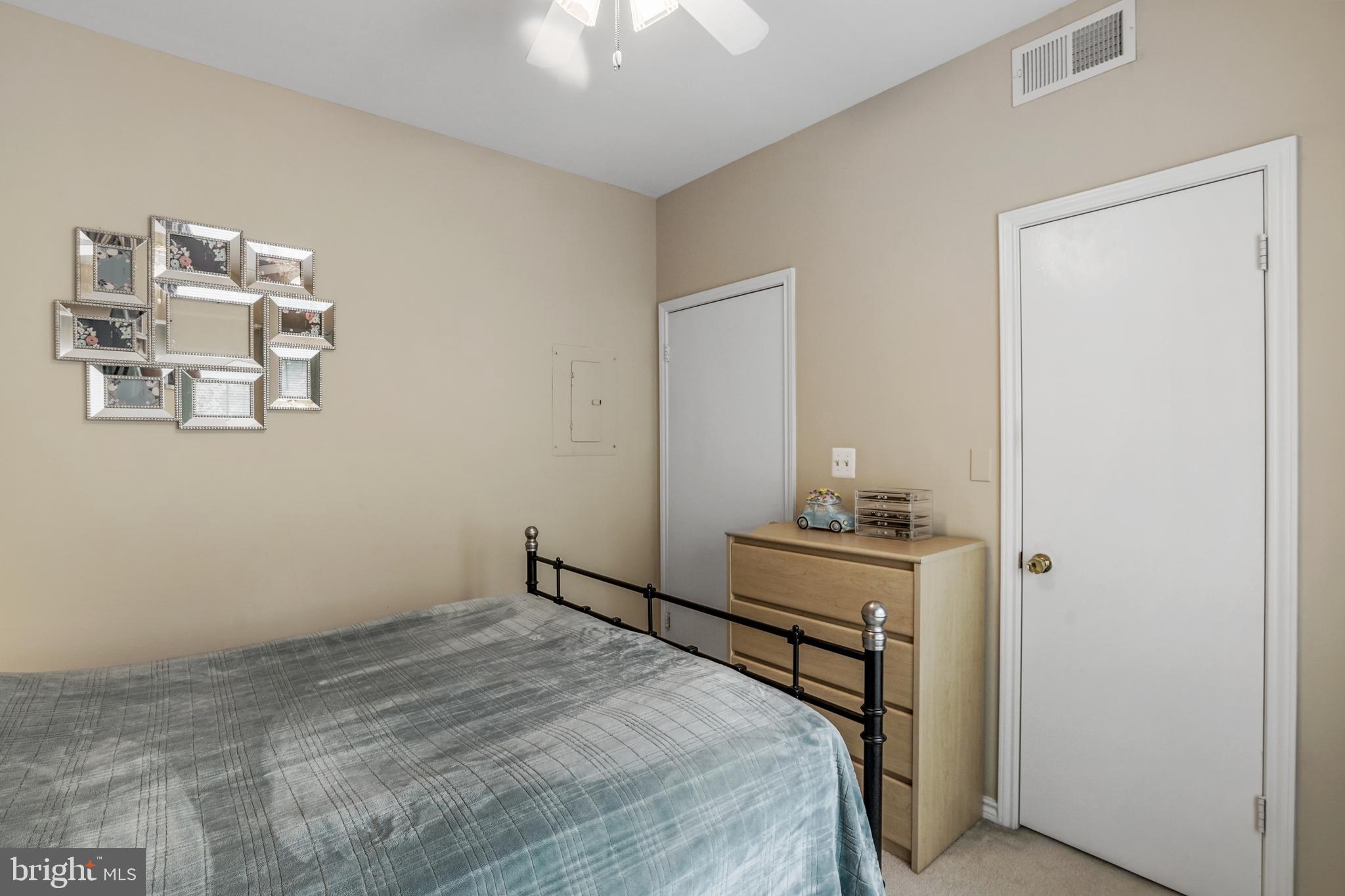 PENDERBROOK SQUARE CONDOMINIUMS - Residential