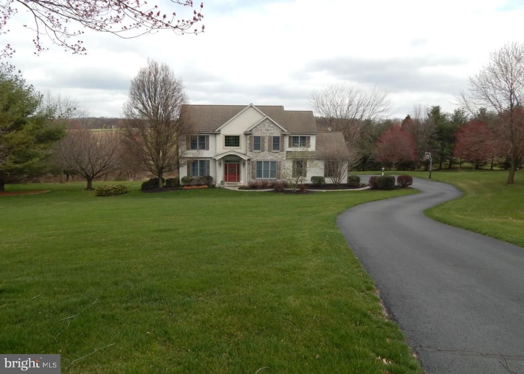 Photo of 725 Rohen Ridge Drive, Lititz, PA 17543 (MLS # PALA2048904)